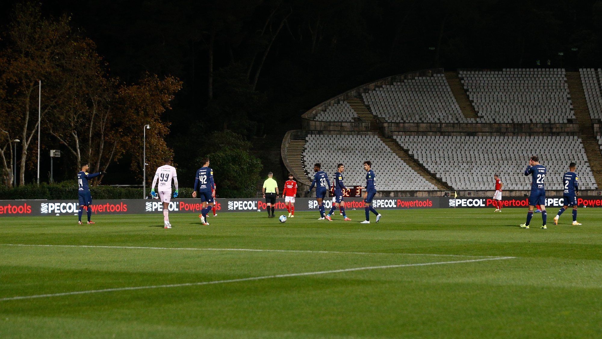 Belenenses&#039;s nine players during the Portuguese first league soccer match between Belenenses SAD vs Benfica, at National Stadium, in Oeiras, near of Lisbon, Portugal, 27 November 2021. Belenenses SAD will host Benfica today with only nine players on the field, due to the outbreak of covid-19 that ravaged the squad, for the 12th round match of the Portuguese Football League. ANTONIO COTRIM/LUSA