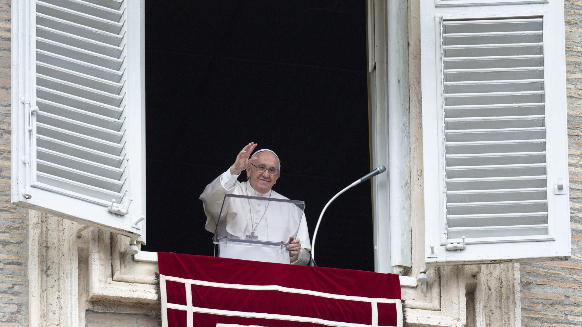 epa09920125 A handout picture provided by the Vatican Media shows Pope Francis waving from the window of his office overlooking St. Peter&#039;s Square as he leads the recitation of the Sunday Regina Coeli prayer in Vatican City, 01 May 2022.  EPA/VATICAN MEDIA HANDOUT  HANDOUT EDITORIAL USE ONLY/NO SALES