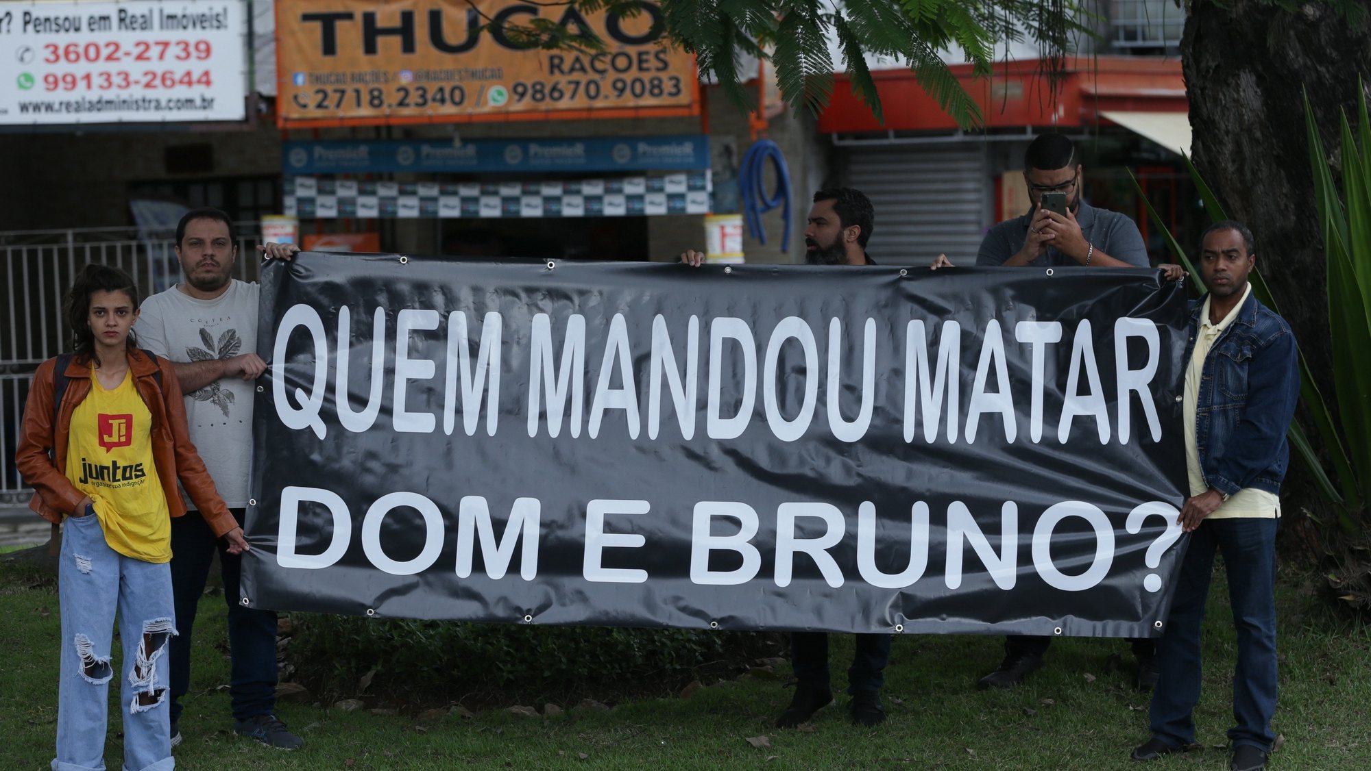 epa10035311 Several people hold a sign that reads &quot;Who was sent to kill Dom and Burno?&quot;, during the funeral honors of the British journalist Dom Phillips, at the Parque da Colina cemetery in Niteroi, a city in the metropolitan region of Rio de Janeiro, Brazil, 26 June 2022. Family and friends say goodbye this Sunday 26 June in Rio de Janeiro to the British journalist who collaborates with &#039;The Guardian&#039;, Dom Phillips, murdered in the Amazon together with the Brazilian indigenista Bruno Araujo. Both were reported missing on 05 June and after the discovery days later of two bodies and the completion of the forensic genetics tests in Brasilia, they were identified despite the advanced state of decomposition and the violence committed by the murderers. The bodies of Phillips and Araujo Pereira were found lifeless near the municipality of Atalaia do Norte, where they had traveled to collect information for the book that the British journalist was writing about threats against the Indians.  EPA/Andre Coelho