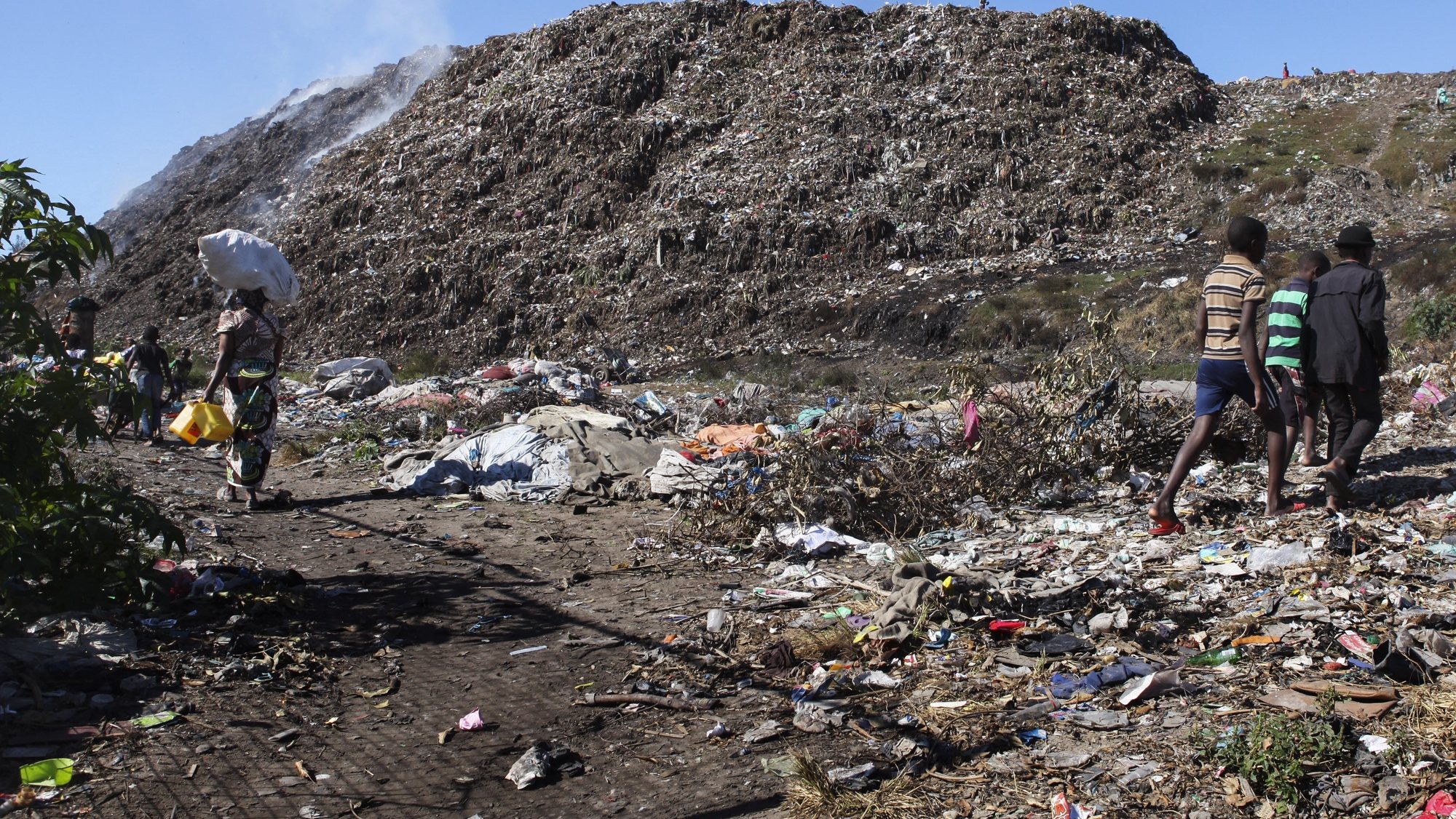 No interior da lixeira de Hulene, pelo menos 500 pessoas vasculham diariamente resíduos sólidos para sobreviver e, quando se prepara o encerramento do espaço onde 16 pessoas morreram soterradas em 2018, o medo paira na cabeça de quem depende do lixo para comer, em Maputo, Moçambique, 30 de junho de 2022. (ACOMPANHA TEXTO DA LUSA DO DIA 09 DE JULHO DE 2022). LUÍSA NHANTUMBO/LUSA