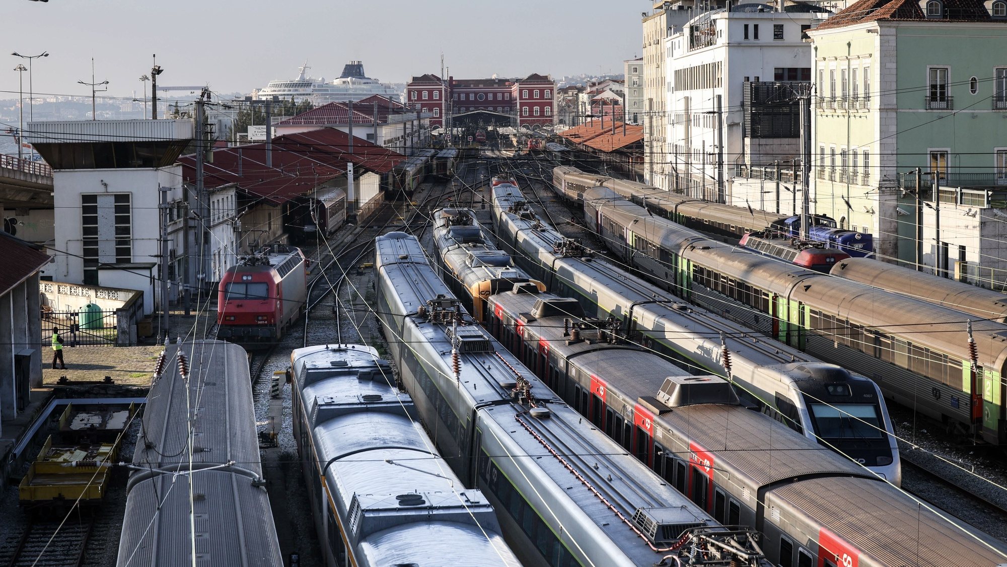 A CP - Comboios de Portugal suprimiu 125 das 245 ligações programadas entre as 00:00 e as 08:00 de hoje, no segundo dia de greve total de maquinistas, na Estação Ferroviária de Santa Apolónia, em Lisboa, 05 de janeiro de 2023. TIAGO PETINGA/LUSA