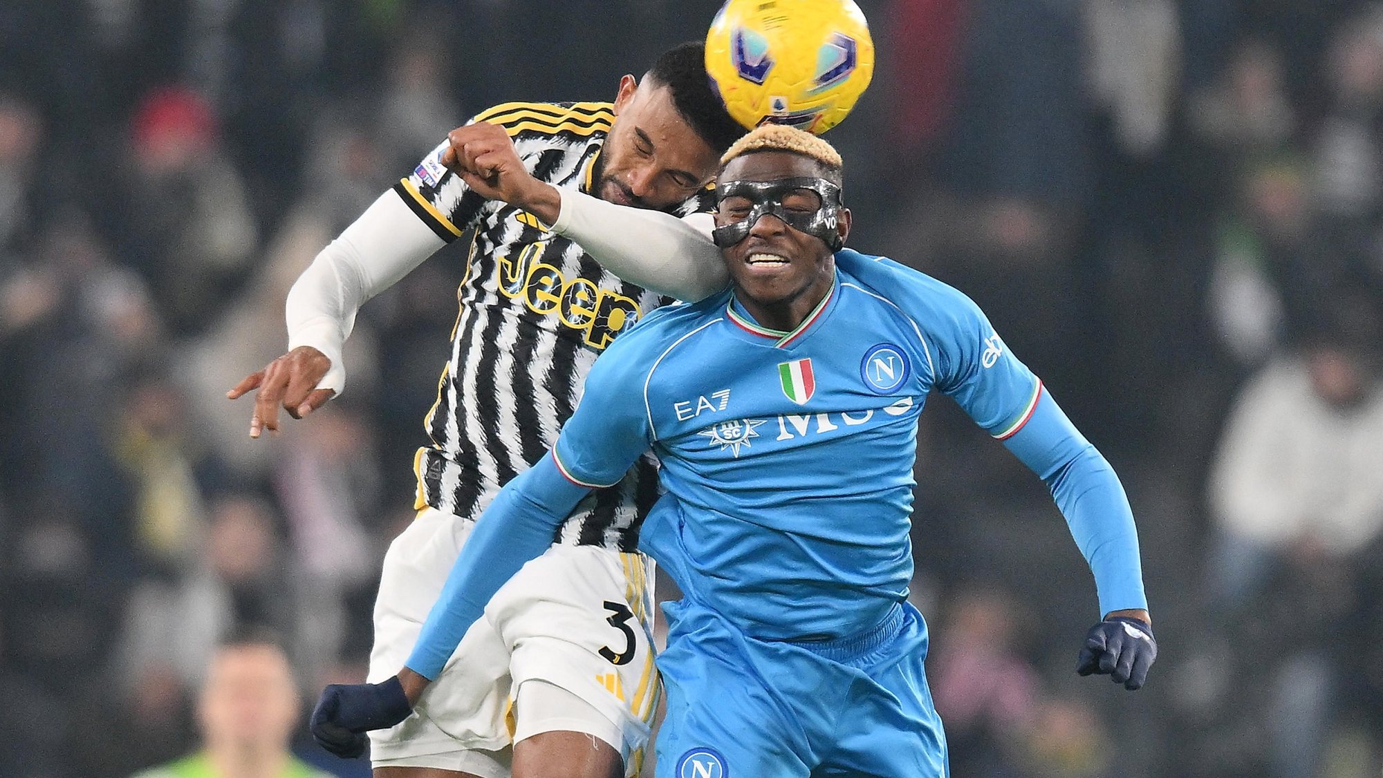 epa11018032 Juventus&#039; Gleison Bremer (L) and Napoli&#039;s Victor Osimhen in action during the Italian Serie A soccer match Juventus FC vs SSC Napoli at the Allianz Stadium in Turin, Italy, 08 December 2023.  EPA/ALESSANDRO DI MARCO