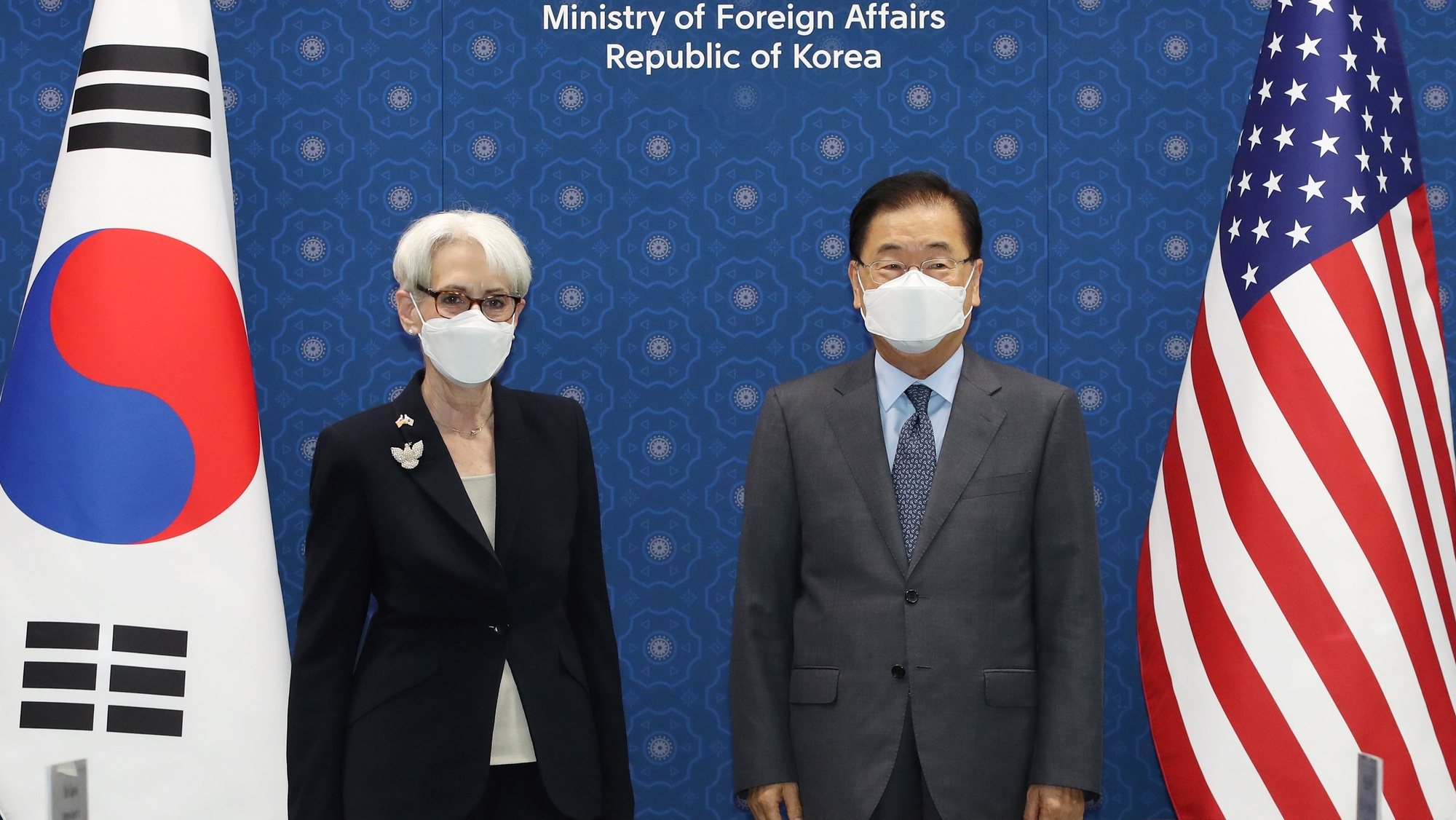 epa09357544 South Korean Foreign Minister Chung Eui-yong (R) poses for a photo with US Deputy Secretary of State Wendy Sherman (L) during their meeting at the foreign ministry in Seoul, South Korea, 22 July 2021.  EPA/YONHAP SOUTH KOREA OUT