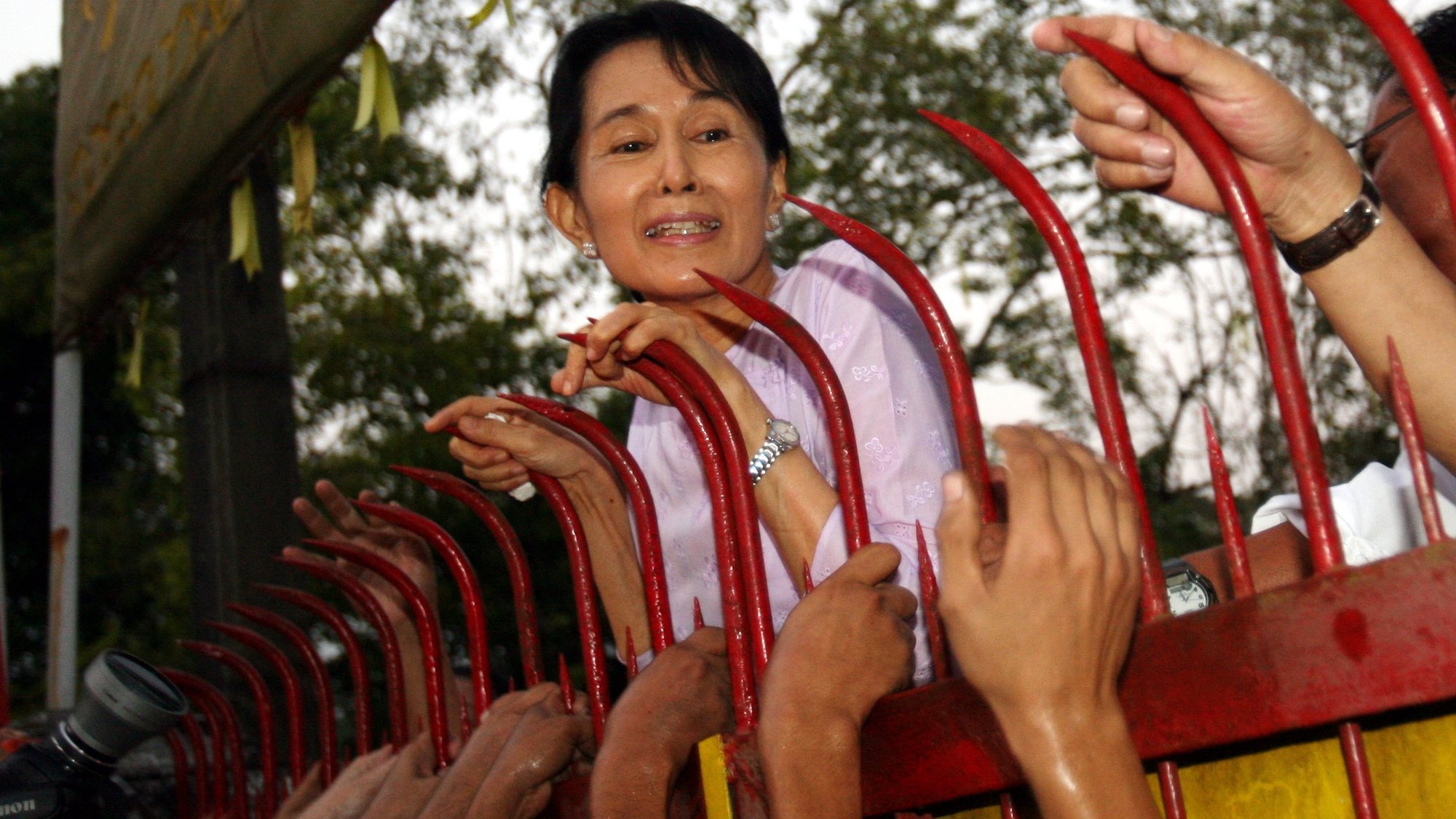 epa08983562 (FILE) - Democracy leader Aung San Suu Kyi, who had been under house arrest, is greeted by thousands of supporters over the fence of her house as she is set free in Yangon, Myanmar (Burma), 13 November 2010 (reissued 03 February 2021). Myanmar&#039;s military seized power and declared a state of emergency for one year after arresting State Counselor Aung San Suu Kyi and Myanmar president Win Myint in an early morning raid on 01 February, following increasing tension over the result of last November&#039;s parliamentary elections.  EPA/NYEIN CHAN NAING *** Local Caption *** 02445323