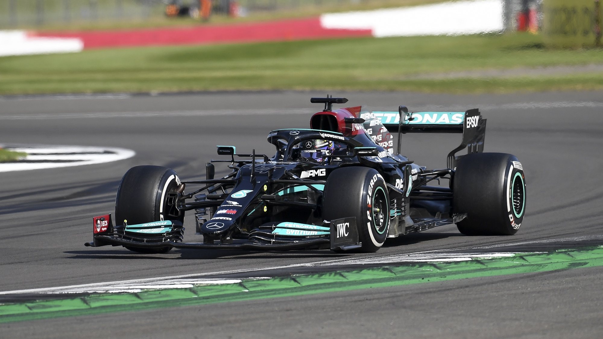 epa09352117 British Formula One driver Lewis Hamilton of Mercedes-AMG Petronas in action during the Formula One Grand Prix of Great Britain at the Silverstone Circuit, in Northamptonshire, Britain, 18 July 2021.  EPA/ANDY RAIN