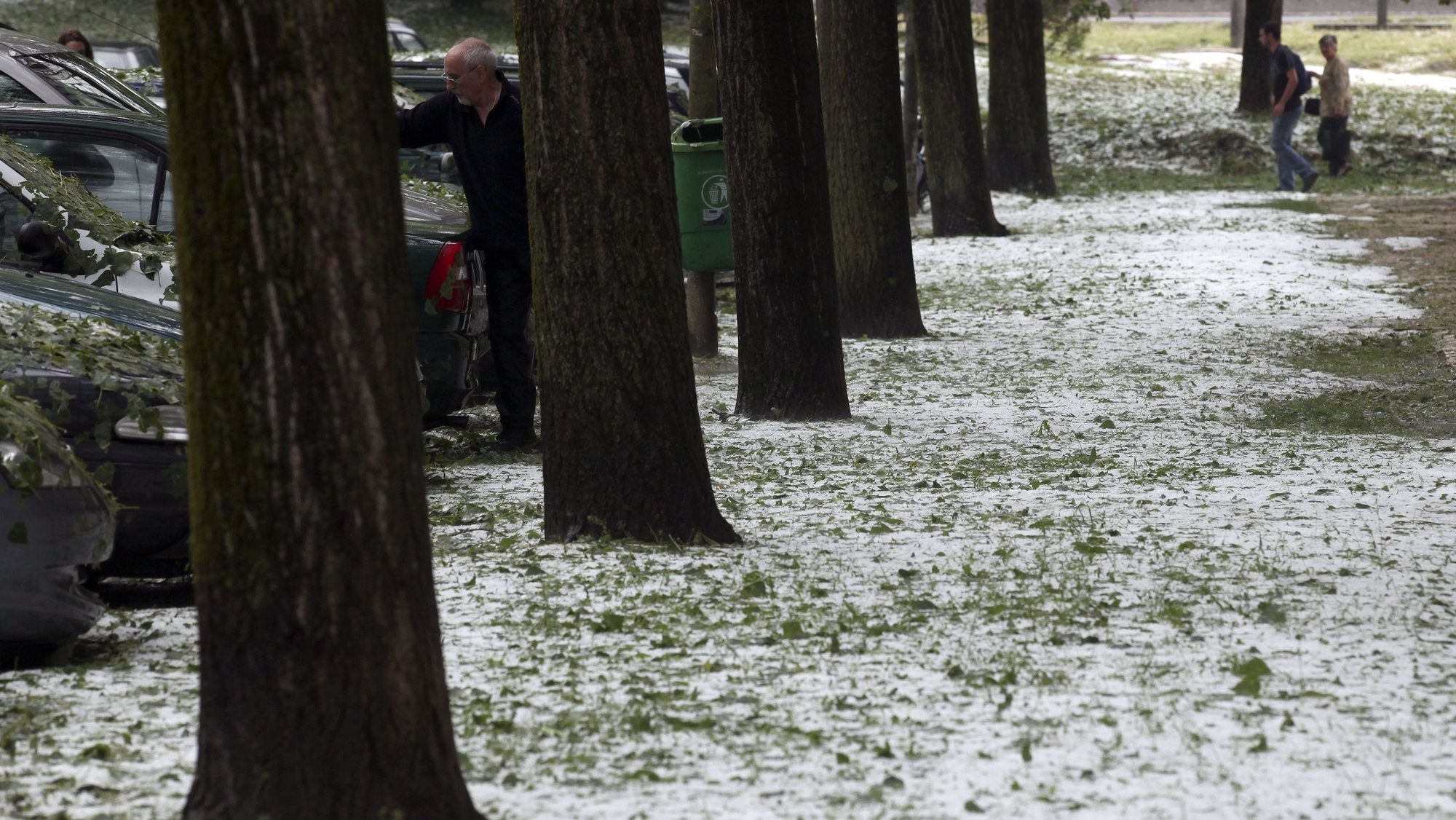 People walks on a park covered with hail after a violent hail storm that hited Lisbon this afternoon covering the streets with a white blanket, Lisbon, Portugal, 29 april 2011.   ANTONIO COTRIM/LUSA