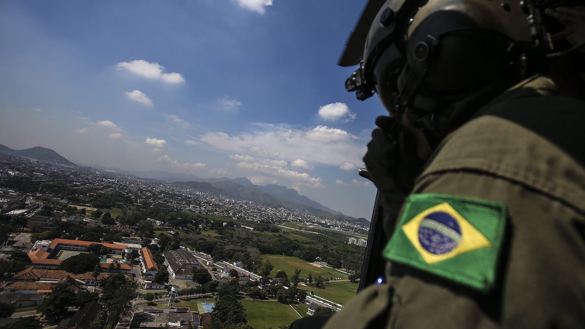epa05246706 Brazilian Air Force soldiers fly over the neighborhood of Deodoro, venue for several Olympic events, as part of the operation &#039;Pao de Acucar&#039; (&#039;Sugar Loaf&#039;) security preparations for the 2016 Rio Olympics, in Rio de Janeiro, Brazil, 06 April 2016.  EPA/Antonio Lacerda