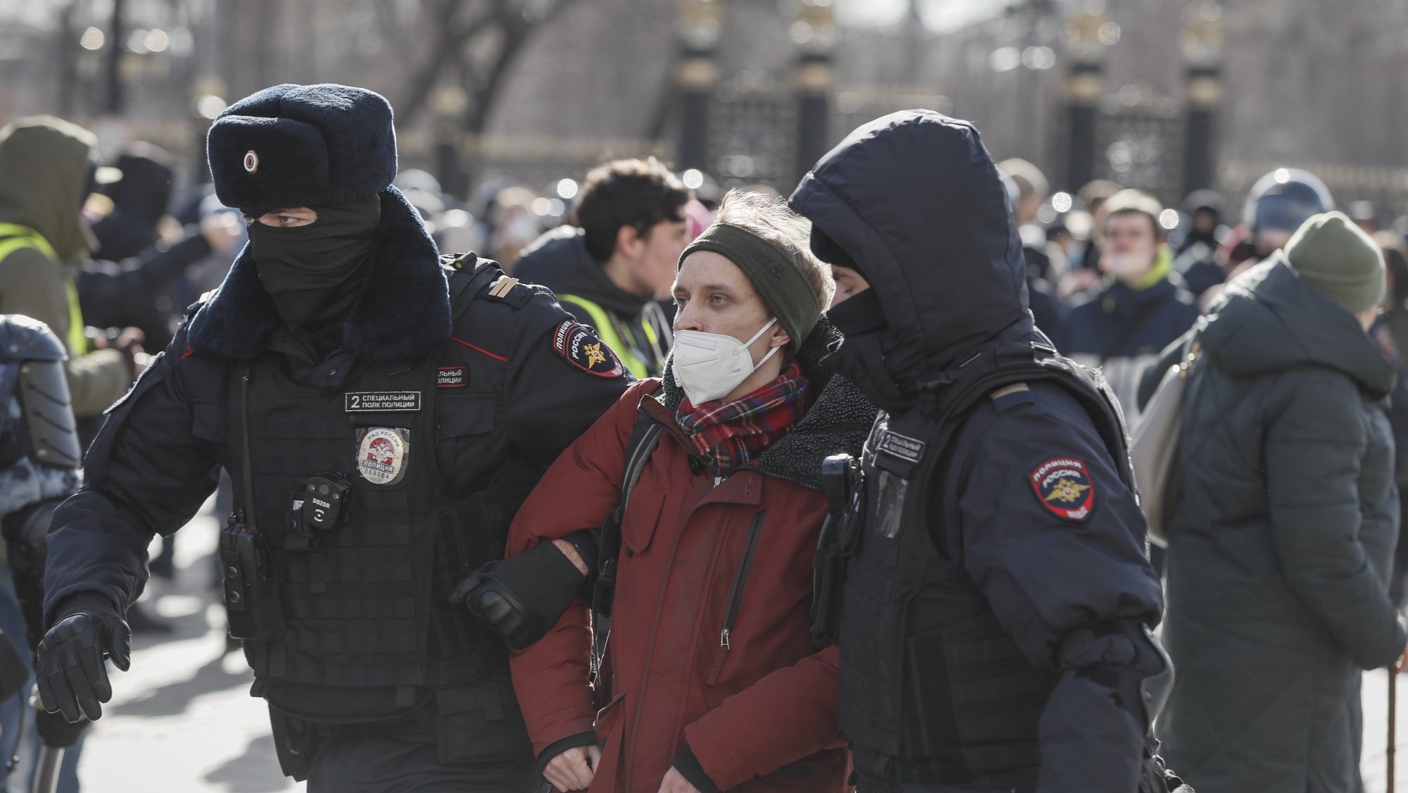 Polícias russos a deter um participante numa manifestação contra a &quot;operação militar&quot; da Rússia na Ucrânia