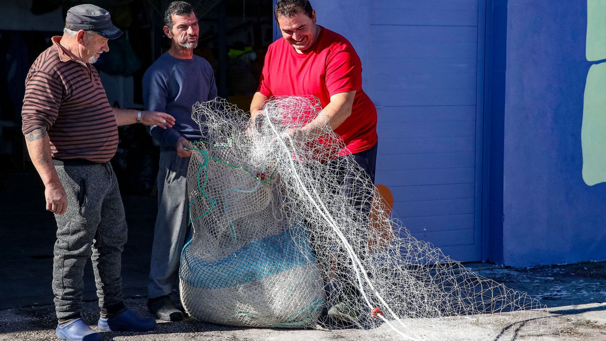 Pescadores puxam a rede biodegradável criada pelo projeto UCMAR, da Universidade de Coimbra, que irá ser testada para promover a sustentabilidade da pesca artesanal e a proteção dos oceanos, Porto de Pesca da Figueira da Foz, 10 de novembro de 2021. (ACOMPANHA TEXTO DE 14/11/2021) PAULO NOVAIS/LUSA