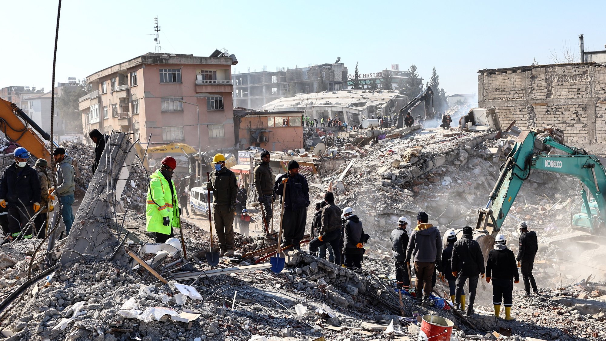 epa10460820 Emergency personnel and local people work at the site of collapsed buildings following a powerful earthquake in Adiyaman, Turkey, 11 February 2023. More than 24,000 people have died and thousands more are injured after two major earthquakes struck southern Turkey and northern Syria on 06 February. Authorities fear the death toll will keep climbing as rescuers look for survivors across the region.  EPA/SEDAT SUNA