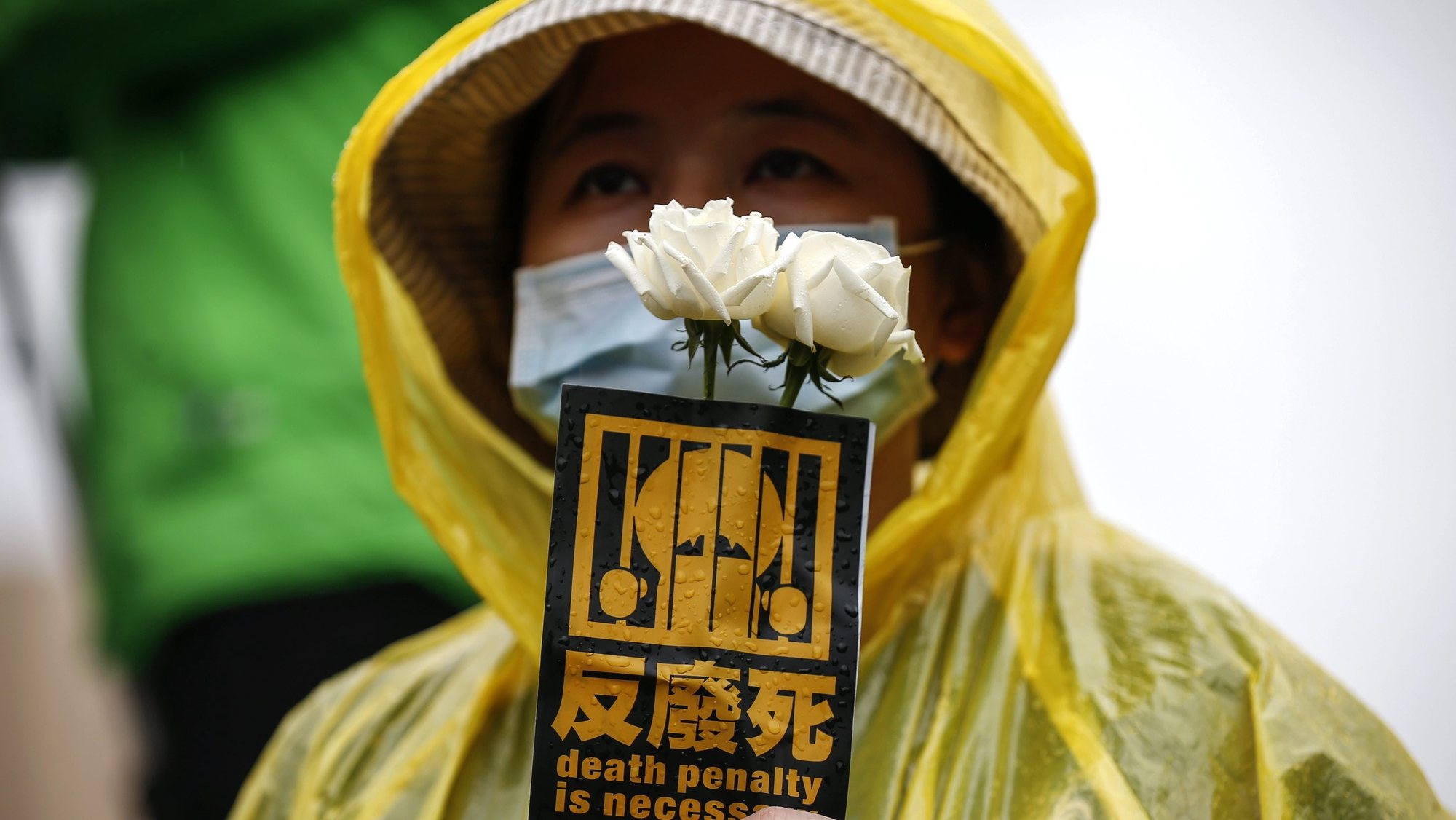 epa05252337 A protester shows a sticker during a protest in Taipei, Taiwan, 10 April 2016. Hundreds of protesters gathered at a street calling for the government action to reinforce death penalty after the beheading of a four-year-old toddler incident on 28 March 2016 in downtown Taipei.  EPA/RITCHIE B. TONGO
