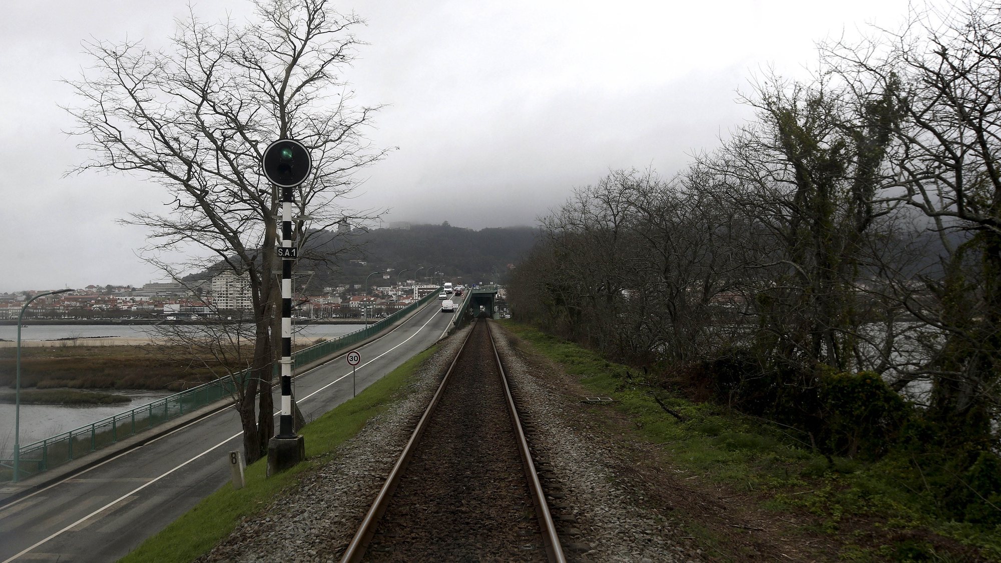 Linha de comboio entre Barcelos e Viana do Castelo, 30 de janeiro de 2017. A eletrificação do troço entre Nine e Viana do Castelo da Linha do Minho, hoje consignada, vai custar 16 milhões e estará concluída no terceiro trimestre de 2018. ESTELA SILVA/LUSA