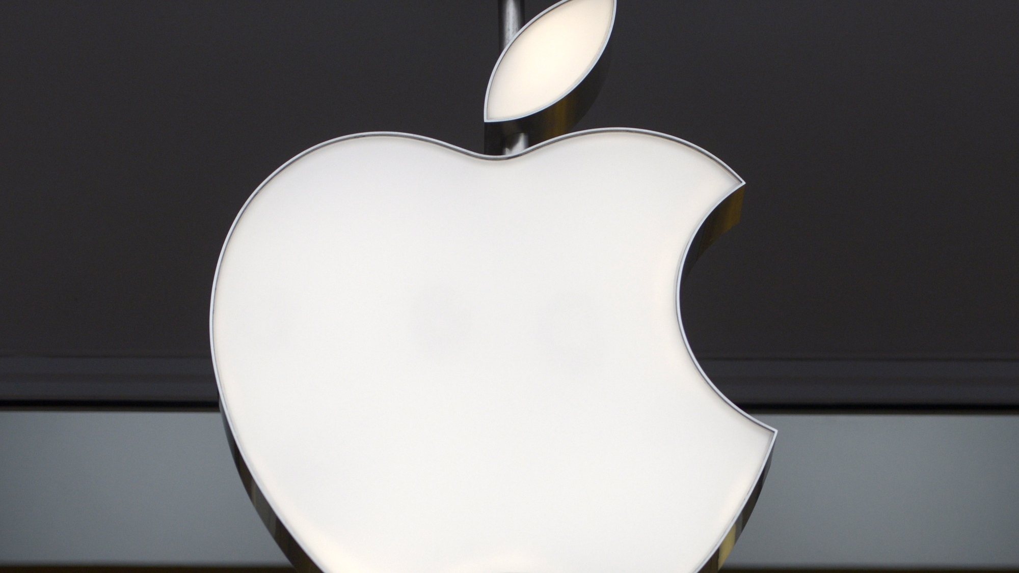 epa08547009 (FILE) - The company&#039;s logo at an Apple Store in Washington, DC, USA, 27 January 2015 (reissued 15 July 2020). The General Court of the European Union in Luxembourg announced on 15 July 2020 that it has annulled a 2016 decision taken by the Commission regarding the Irish tax rulings in favour of Apple. Europe&#039;s second-highest court said that Apple will not have to pay Ireland 13 billion euros in back taxes after winning an appeal. *** Local Caption *** 53809001  EPA/SHAWN THEW *** Local Caption *** 53809001
