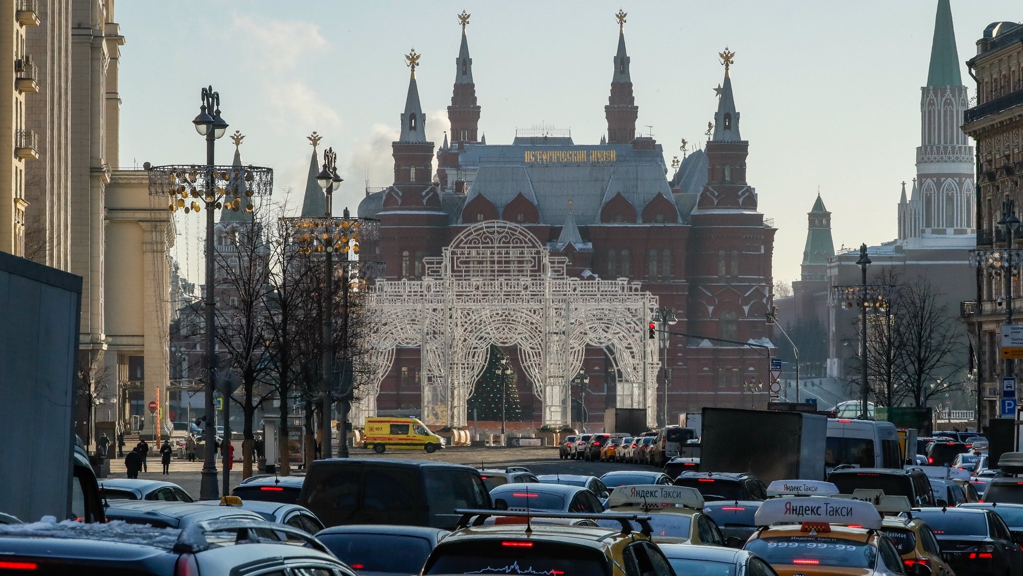 epa08868507 Traffic jam on Tverskaya street in Moscow, Russia, 07 December 2020.  EPA/YURI KOCHETKOV