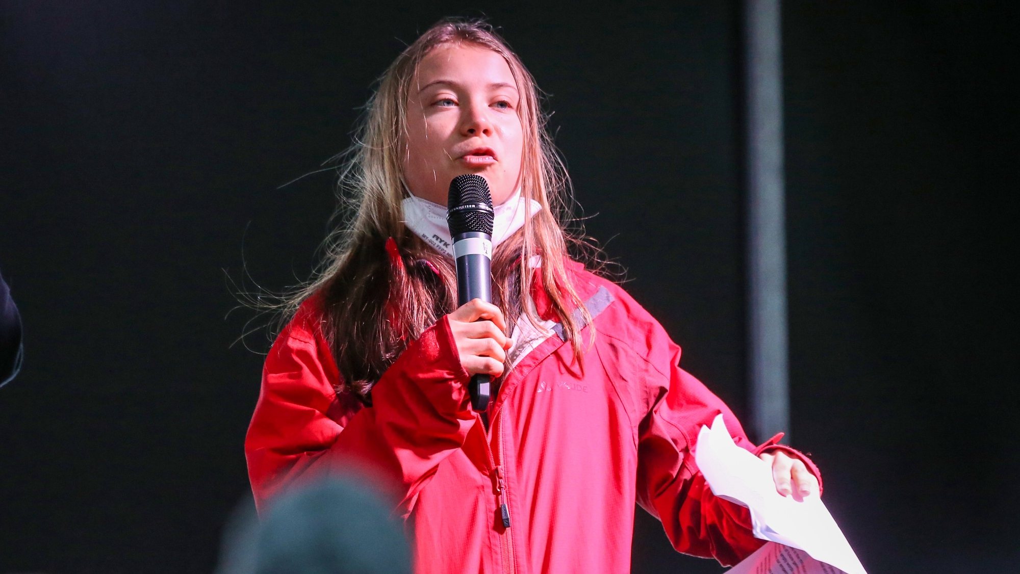epa09566477 Swedish climate activist Greta Thunberg speaks to thousands of activists and protesters during the Fridays for Future march, to demand action from world leaders to combat the climate change crisis on the sidelines of the UN Climate Change Conference COP26 in Glasgow, Britain, 05 November 2021. The COP26 climate conference is being held until November 12 in the Scottish city of Glasgow.  EPA/ROBERT PERRY