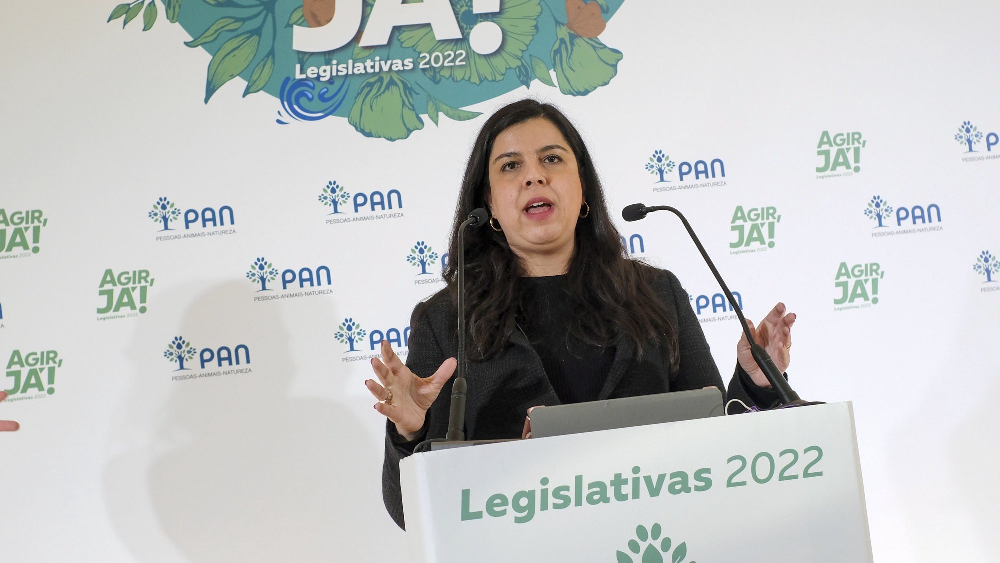 A porta-voz do partido Pessoas-Animais-Natureza (PAN), Inês Sousa Real, discursa na apresentação do programa eleitoral para as eleições legislativas 2022, na Maia, 11 de janeiro de 2022. FERNANDO VELUDO/LUSA