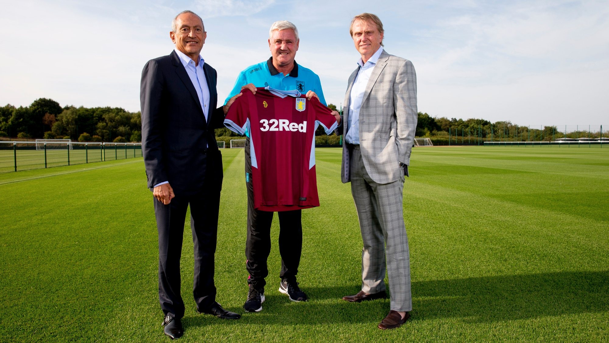 Nassef Sawiris e Wesley Edens, aqui com o técnico Steve Bruce, entraram no futebol pelo Aston Villa, investindo para recolocar a equipa de novo na Premier League (como aconteceu em 2019)