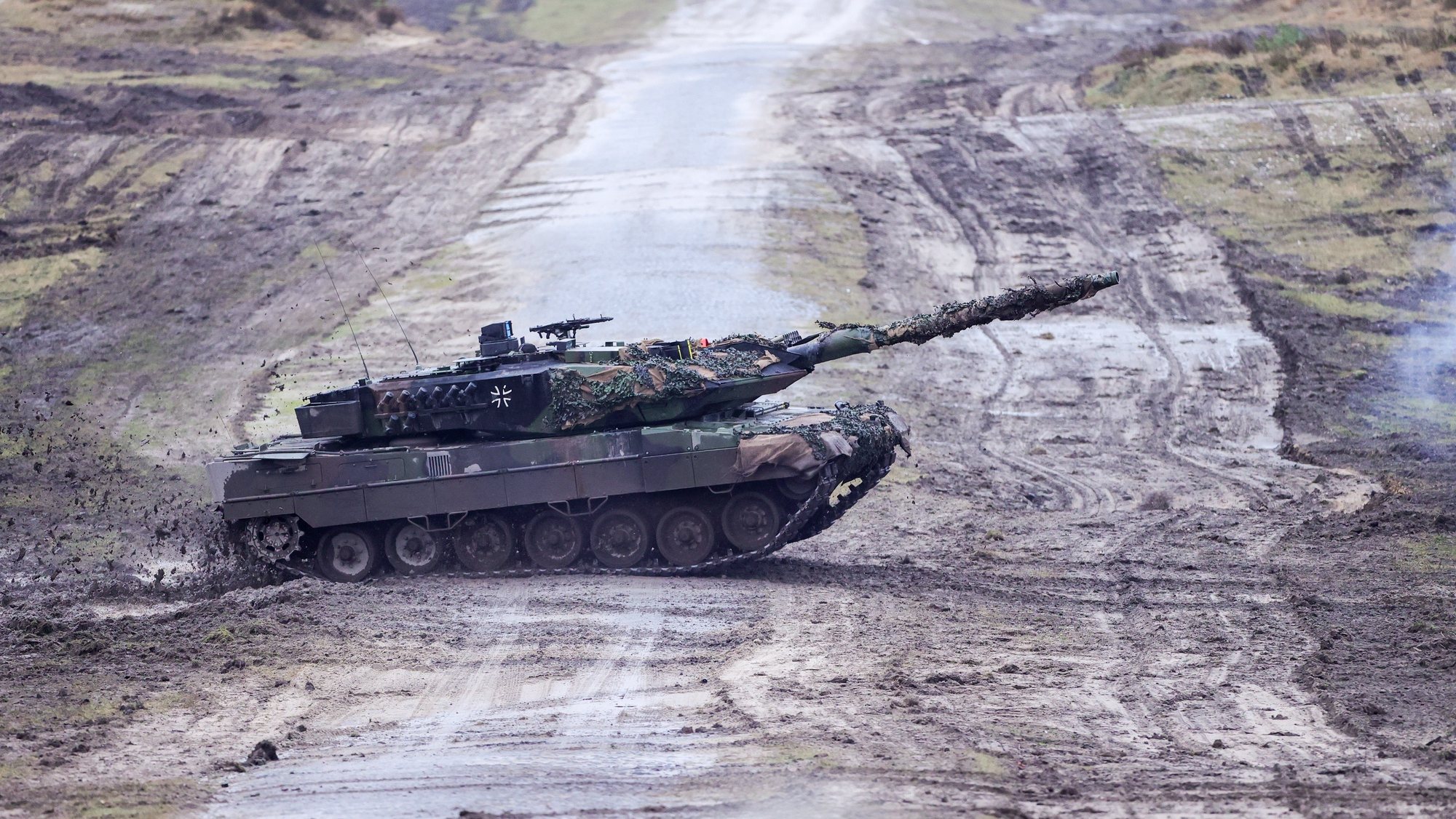 epa10442778 A &#039;Leopard 2 A6&#039; battle tank in action during a visit of German Defense Minister Pistorius (not pictured) to German armed forces Bundeswehr soldiers of the tank battalion 203 in Augustdorf, Germany, 01 February 2023. According to the German government&#039;s decision to supply 14 Leopard 2 tanks to Ukraine, Pistorius got informed about the performance of the weapon system.  EPA/FRIEDEMANN VOGEL
