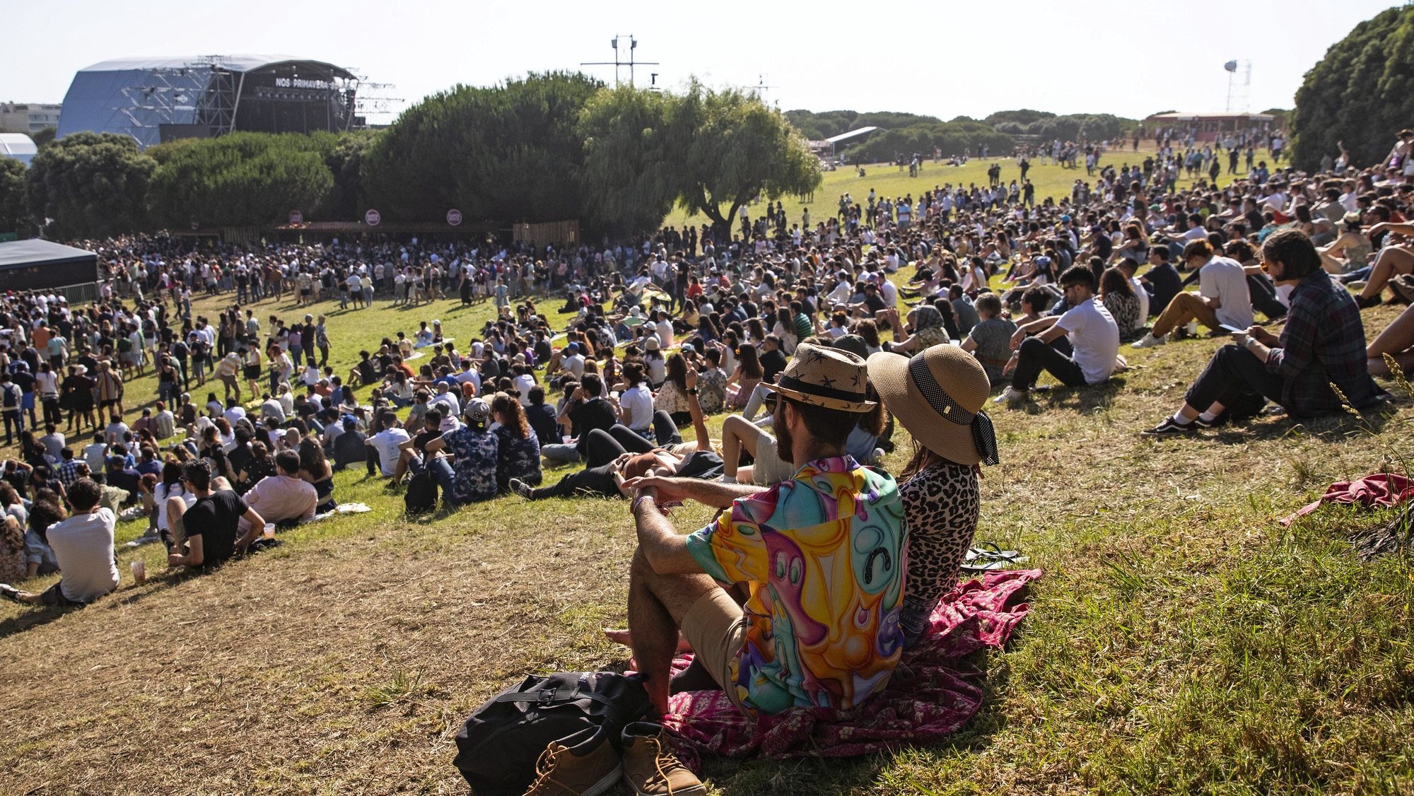 epa10008400 Festival-goers attend the Primavera Sound music Festival in Porto, Portugal, 11 June 2022. The festival runs until 11 June.  EPA/JOSE COELHO