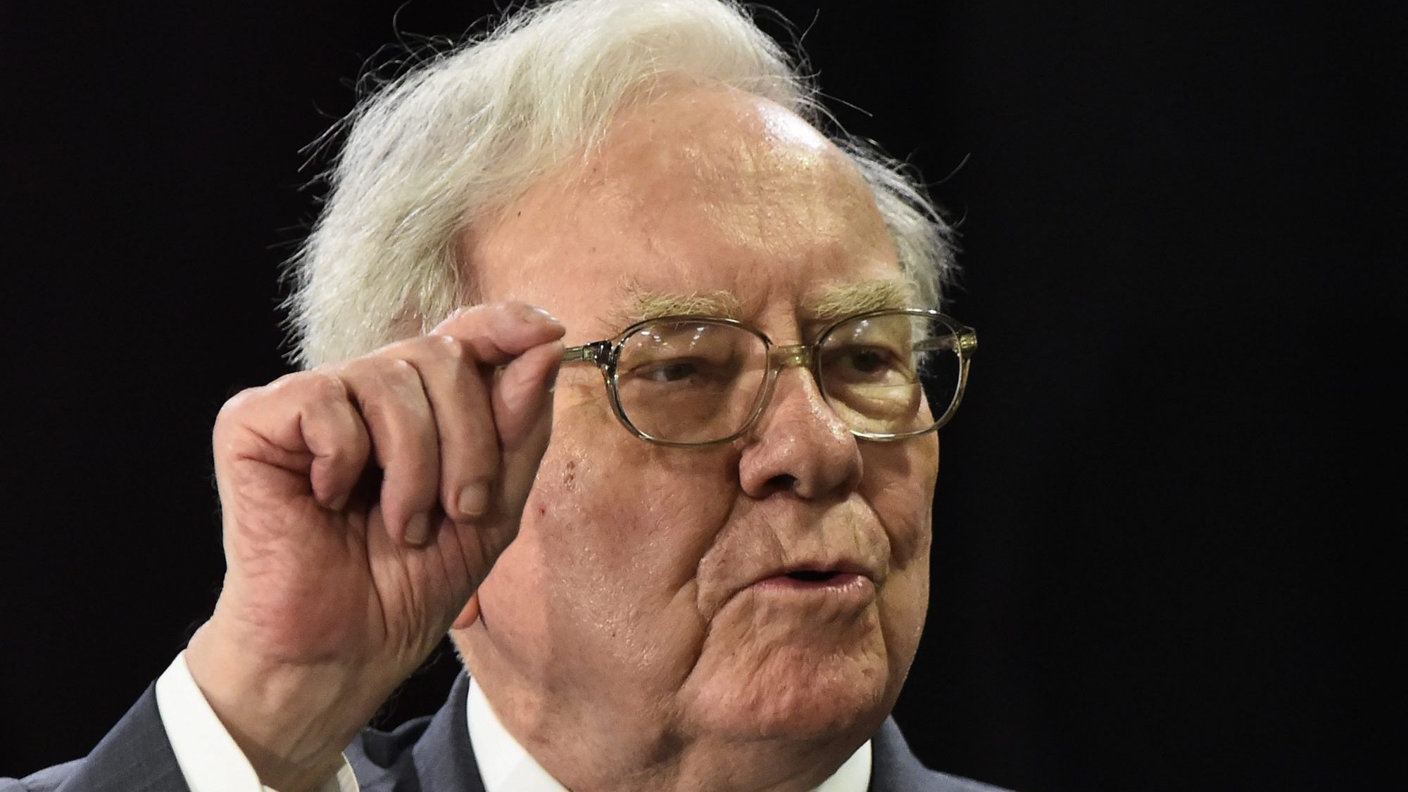 Warren Buffett tem 91 anos e é o oitavo mais rico do mundo.