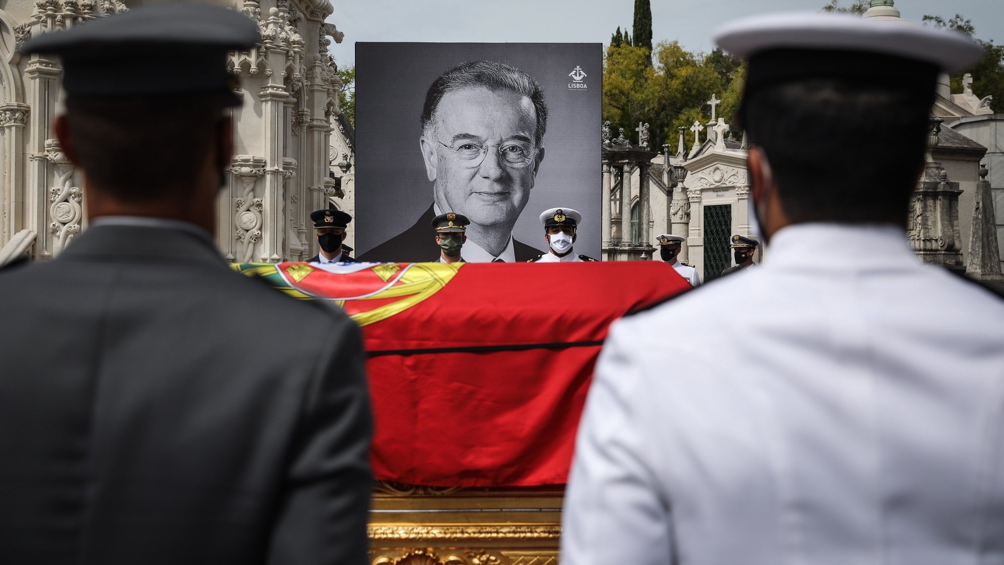 epa09463467 The urn during the funeral service for the late Portuguese President, Jorge Sampaio, at Alto de Sao Joao cemetery in Lisbon, Portugal, 12 September 2021. Jorge Sampaio, former secretary-general of the Socialist Party &#039;PS&#039; (1989/1992) and two-term President of the Republic (1996/2006), died on 10 September 2021, at the age of 81, at Santa Cruz Hospital, in Lisbon, where he had been hospitalized since 27 August, following respiratory difficulties.  EPA/RODRIGO ANTUNES