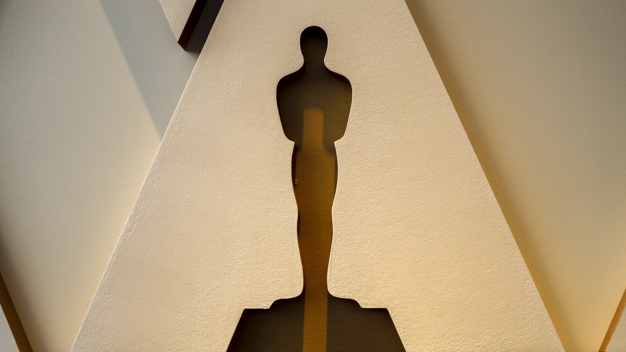 epa09849471 An Oscar silhouette is displayed on the red carpet as workers set up the area for the 94th annual Academy Awards ceremony in front of the Dolby Theater in Hollywood, California, USA, 25 March 2022. The Oscars will be presented at the Dolby Theatre for outstanding individual or collective efforts in filmmaking on 27 March 2022.  EPA/ETIENNE LAURENT