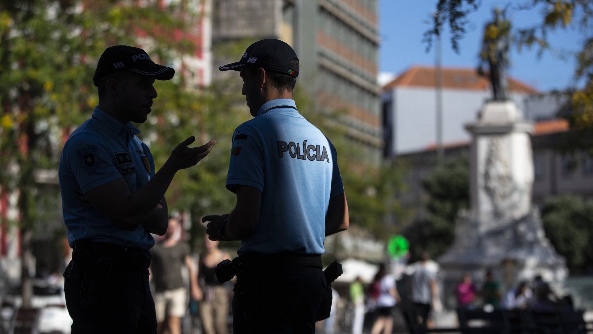 Elementos da Polícia de Segurança Pública (PSP) durante a apresentação das Unidades Móveis de Atendimento da PSP, na Praça da Batalha, no Porto, 28 de julho de 2022. As unidades móveis de atendimento, foram apresentadas hoje, simultaneamente em Lisboa e no Porto. JOSÉ COELHO/LUSA