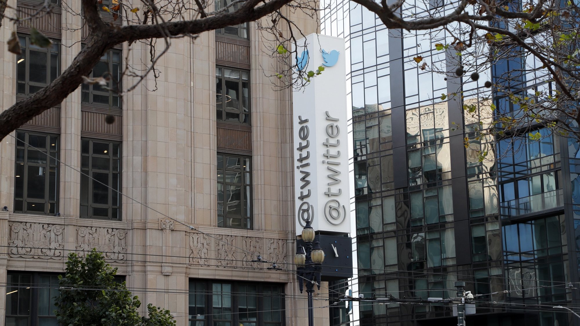 epa10319095 A view of Twitter headquarters in San Francisco, California, USA, 21 November 2022. Last week Twitter closed its offices and many employees resigned after Elon Musk gave staff a deadline to say if they were staying. Musk has ordered employees back to work to end the company&#039;s remote work policy, and more layoffs are expected this week.  EPA/JOHN G. MABANGLO