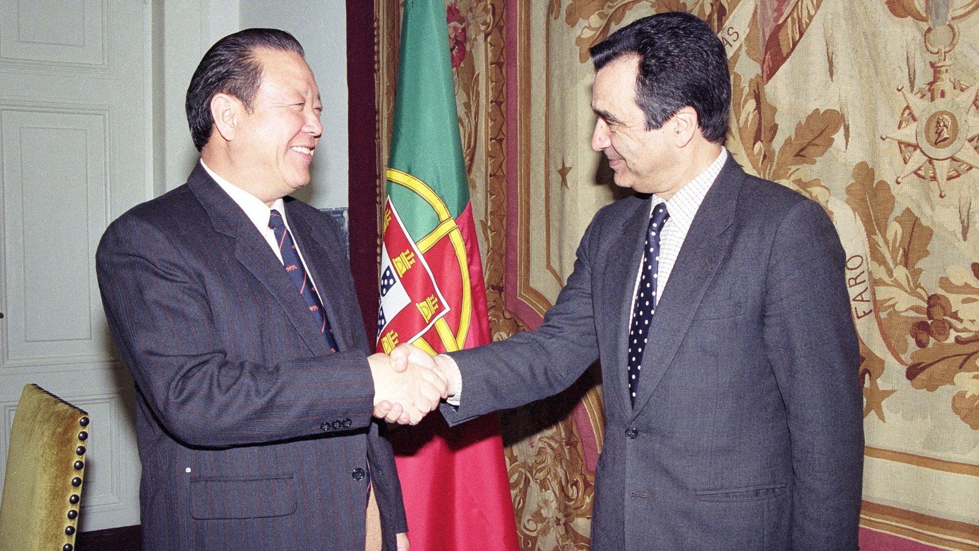 O embaixador português Pedro Catarino recebe o embaixador chinês Kang Jimin no início da reunião plenária do Grupo de Ligação Luso-Chinês, em Lisboa a 16 de março de 1992.

Guilherme Venâncio / Lusa