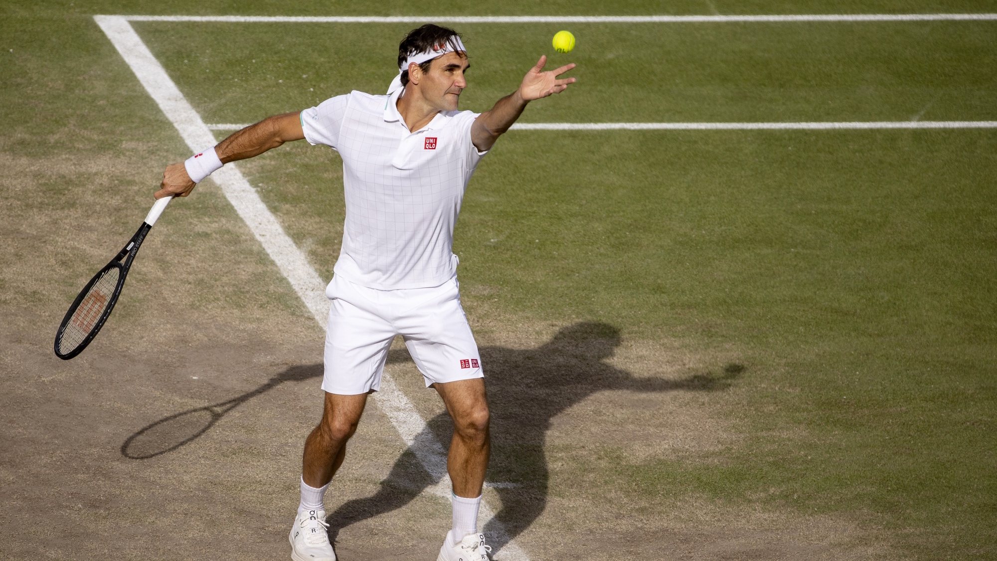 O tenista suíço Roger Federer contra o polaco Hubert Hurkacz nos quartos de final do torneiro de Wimbledon em 2021