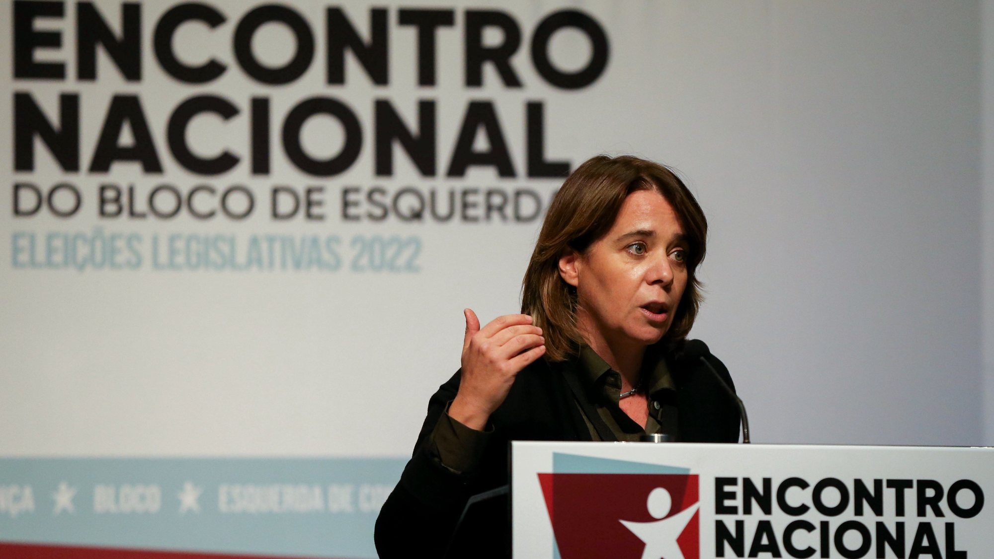 A coordenadora do Bloco de Esquerda (BE), Catarina Martins, discursa durante o encontro nacional do partido para debater o programa eleitoral 2022, no Fórum Lisboa, 27 de novembro de 2021. MANUEL DE ALMEIDA/LUSA