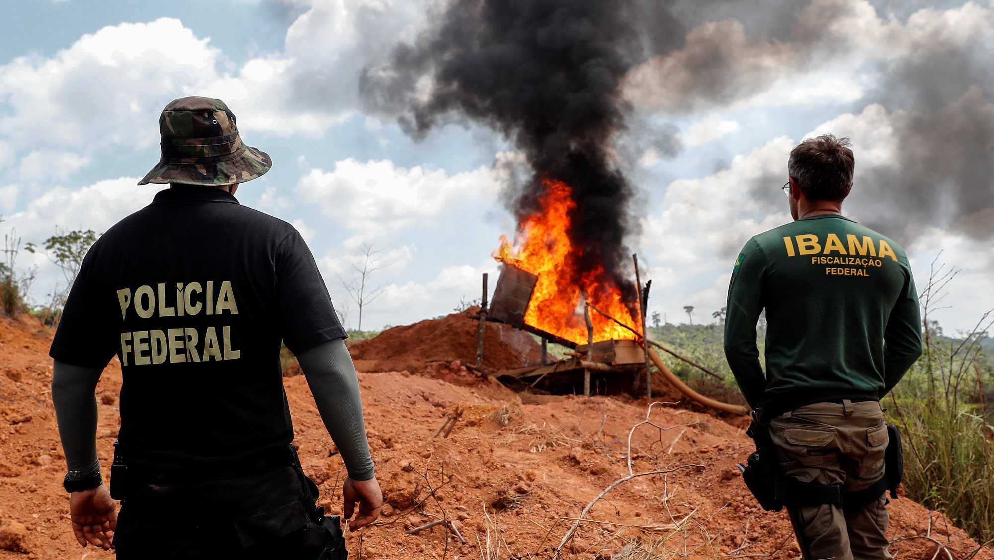 epa07806058 Environment agents and Federal Police destroy machinery used for illegal mining on the bank of river Xingu, 70km from Altamira town in the Amazon, Brazil, 31 August 2019. As the Amazon continues on fire, the federal police fights against illegal mining and deforestation in the heart of the Amazon, in the second most violent area in Brazil.  EPA/SEBASTIAO MOREIRA ACOMPAÃ‘A CRÃ“NICA AMAZONÃA INCENDIOS
