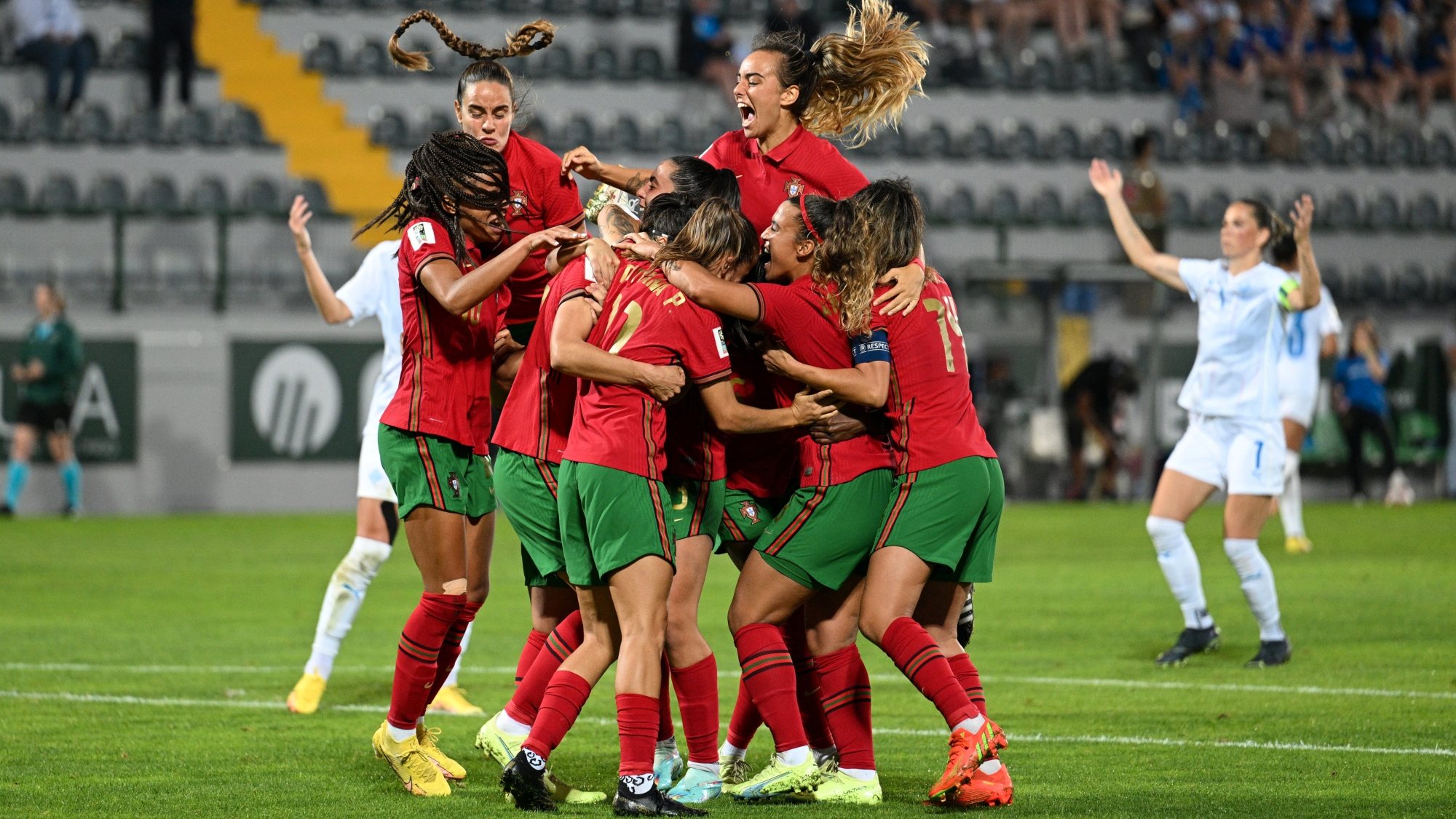 Portugal carimbou o triunfo frente à Islândia por 4-1 depois de ter chegado ao final do tempo regulamentar empatado a um com penálti de Carole Costa