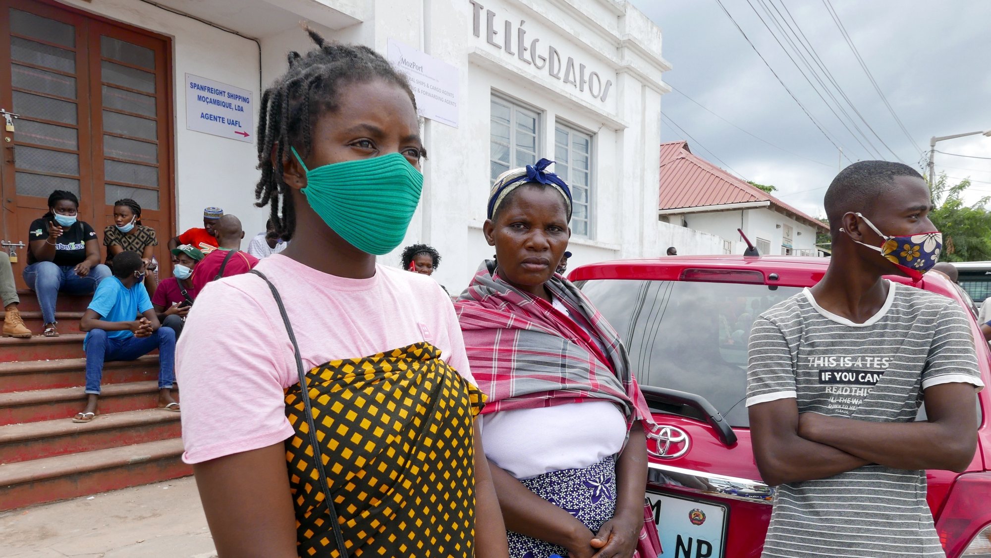 Merina Simão (E), 29 anos, espera pelo marido, que prestava apoio humanitário em Palma para o Programa Alimentar Mundial (PAM) e a organização não-governamental (ONG) no distrito de Palma. Em Pemba, Moçambique, 29 de março de 2021. LUÍS MIGUEL FONSECA/LUSA