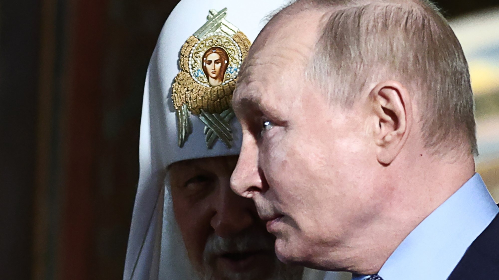 epa11440103 Russian President Vladimir Putin (R), accompanied by Patriarch Kirill of Moscow and All Russia (L), visits the Trinity Cathedral at the Trinity Lavra of St. Sergius in Sergiev Posad, Moscow region, Russia, 26 June 2024.  EPA/MIKHAIL TERESHCHENKO/SPUTNIK/KREMLIN POOL MANDATORY CREDIT