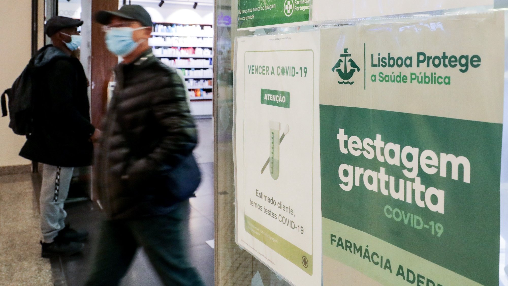 As farmácias preparam-se para uma maior procura por testes para deteção de covid-19 nos próximos dias, aumentando os stocks e alargando horários para a testagem, sujeita a marcação prévia em Lisboa, 26 de novembro 2021. (ACOMPANHA TEXTO DA LUSA) TIAGO PETINGA/LUSA