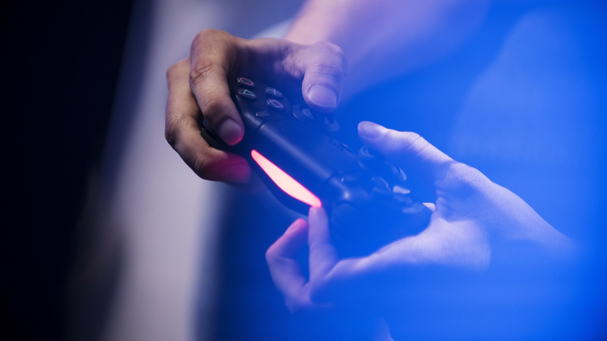 epa06750082 A person holds a game controller during a qualifiers match in the FIFA 18 video game, at the eSports tournament FIFA eClub World Cup 2018 near Paris, France, 19 May 2018. Sixteen professional eSports football teams compete in the qualifiers for entering the EA SPORTS FIFA 18 Global Series Playoffs.  EPA/JULIEN DE ROSA