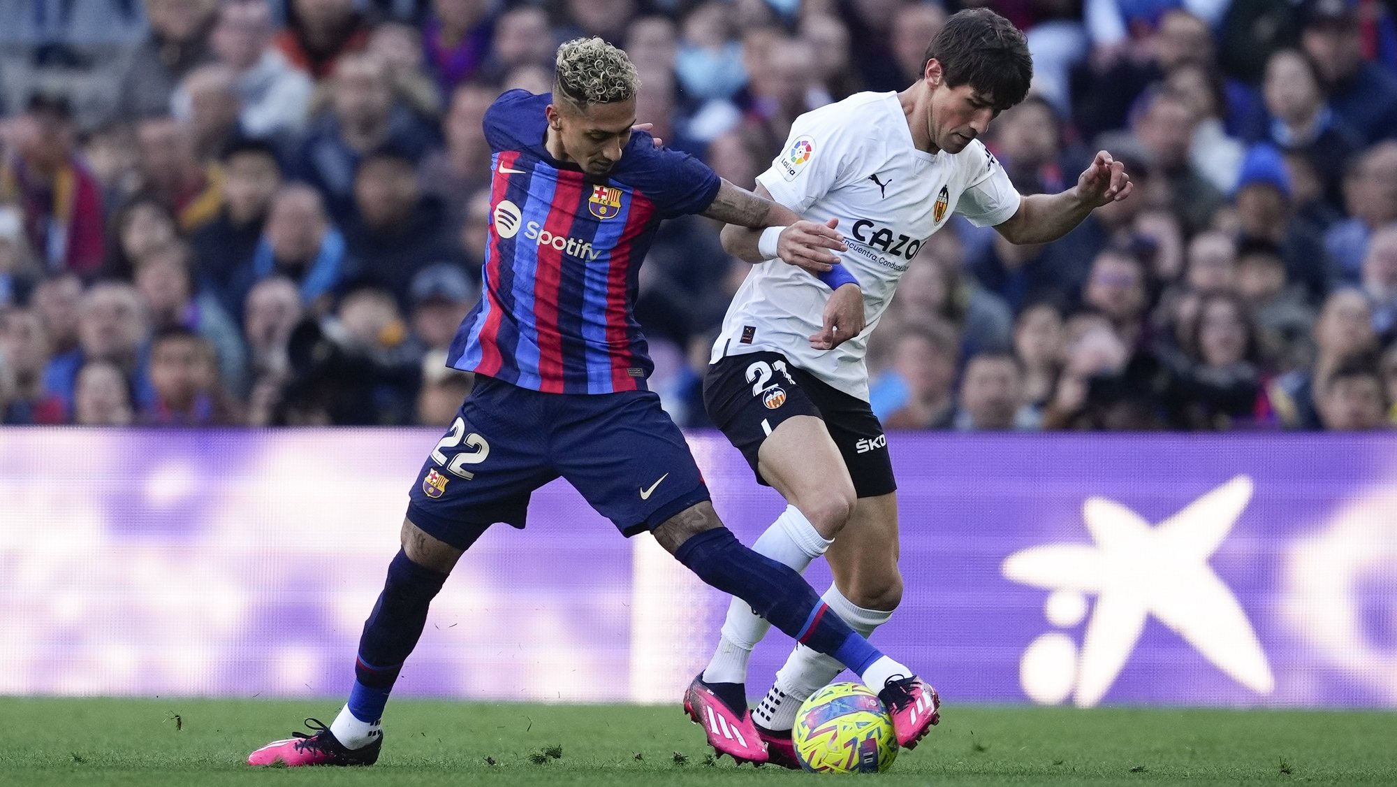 epa10504904 FC Barcelona&#039;s Raphinha (L) in action against Valencia CF&#039;s Vazquez Alcalde (R) during the Spanish LaLiga soccer match between FC Barcelona and Valencia FC, in Barcelona, Spain, 05 March 2023.  EPA/Alejandro Garcia