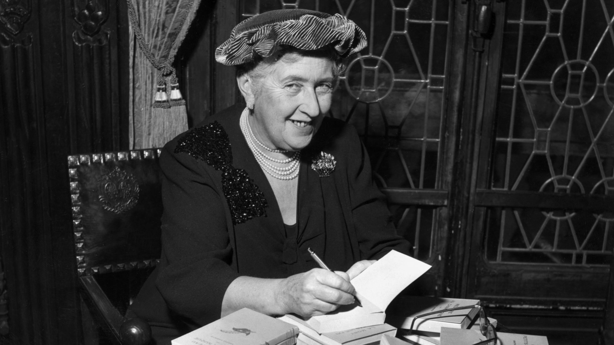 Agatha Christie é mestre do mistério e do crime e escreveu várias obras entre 1920 e 1976. muitas viriam a ser adaptadas para filmes e séries
