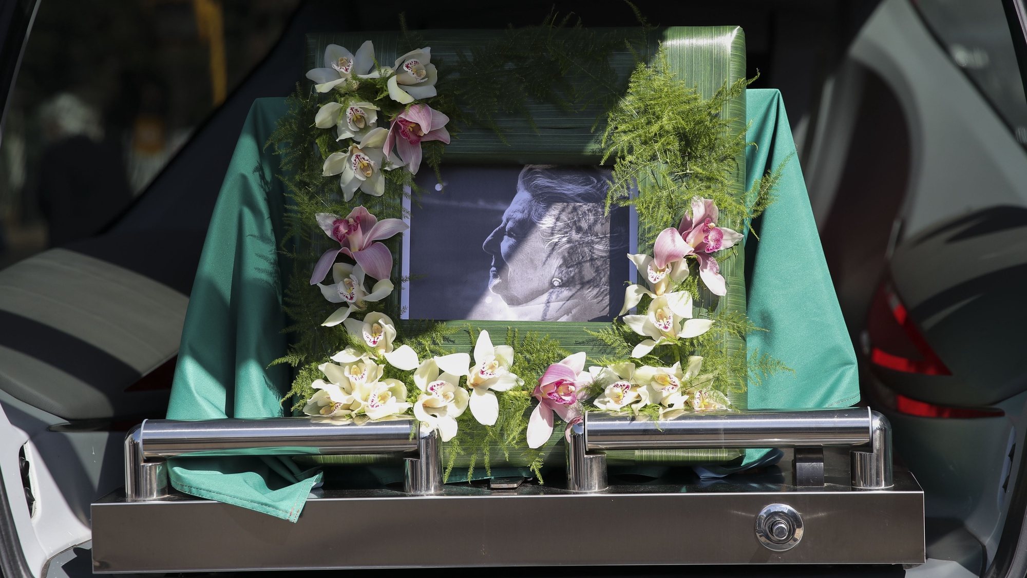 Exéquias fúnebres à saída da Basílica da Estrela, seguindo o funeral para o Cemitério do Alto de São João da atriz Eunice Muñoz, Lisboa, 19 de abril de 2022. Eunice Muñoz faleceu na passada sexta-feira, no Hospital de Santa Cruz, aos 93 anos. ANTÓNIO COTRIM/LUSA