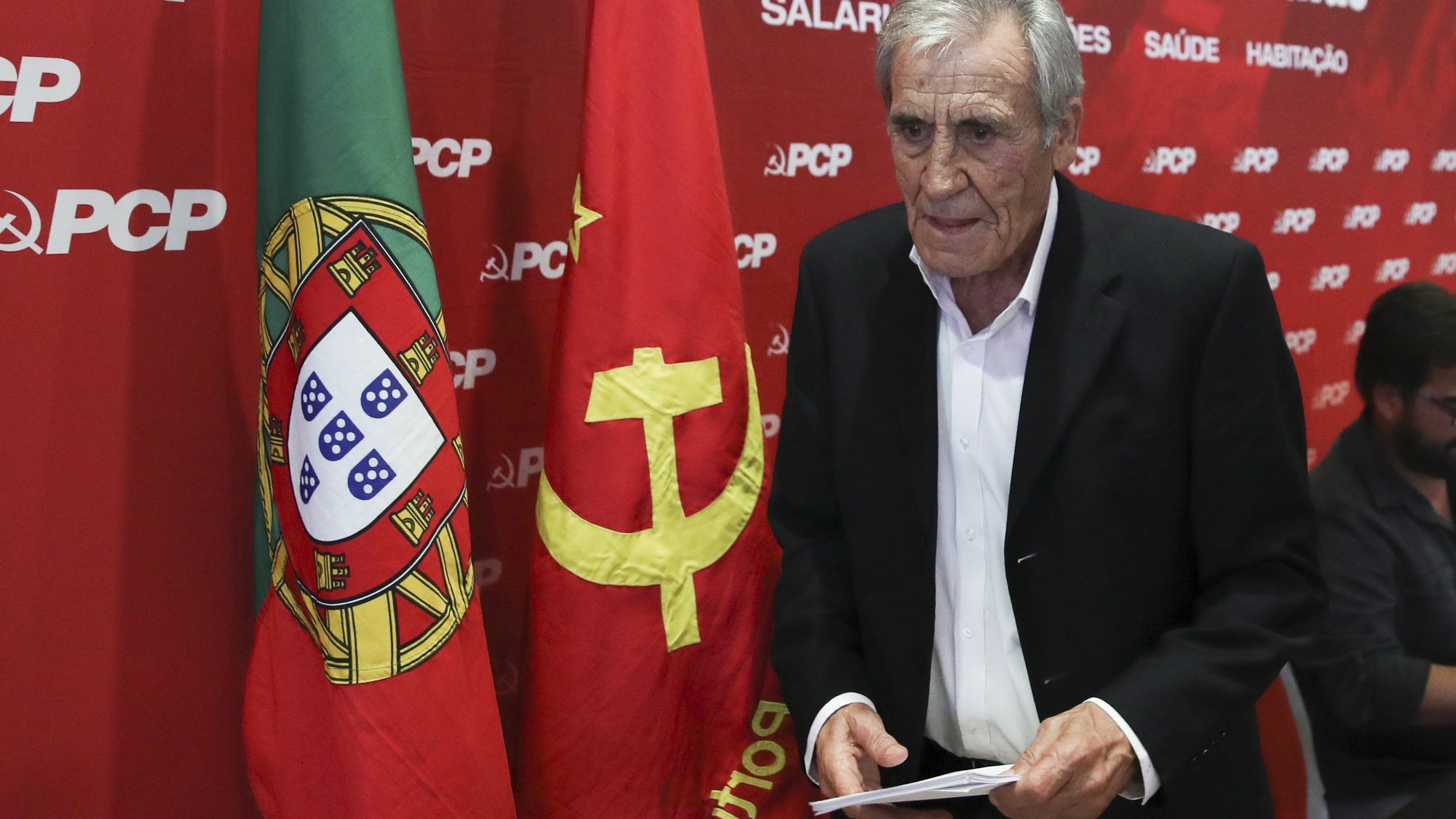 O secretário-geral do Partido Comunista  Português (PCP), Jerónimo de Sousa, durante a sua participação na sessão pública &quot;Mais e melhores serviços públicos&quot;,que decorreu em Almada, 14 de setembro de 2022. ANTÓNIO COTRIM/LUSA