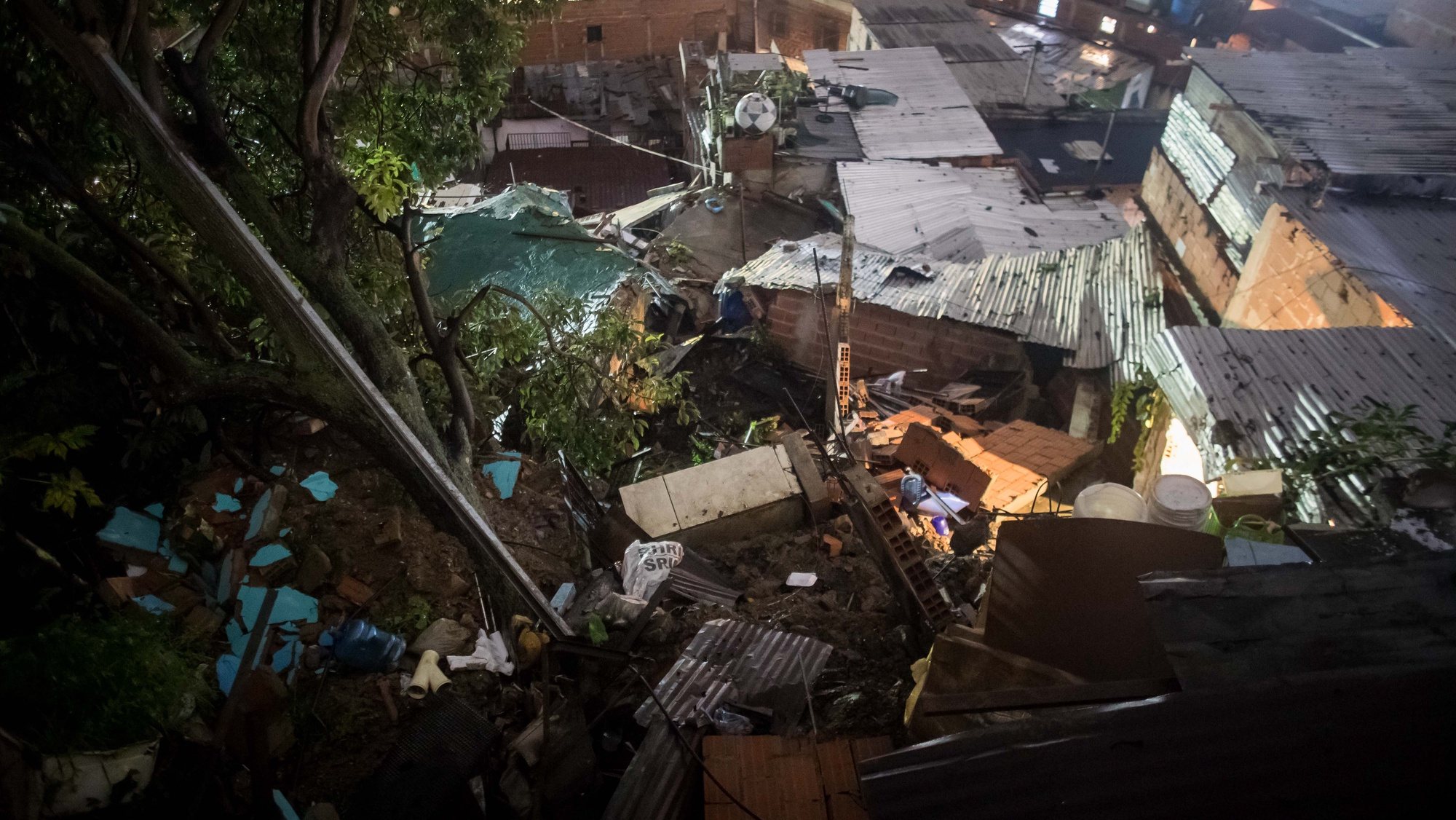 epa10263969 A house was damaged after a landslide occured in the wake of heavy rains in Caracas, Venezuela, 24 October 2022. Twelve houses were affected and at least 60 are at risk due to heavy rains, Venezuelan Interior Minister Remigio Ceballos said.  EPA/MIGUEL GUTIERREZ