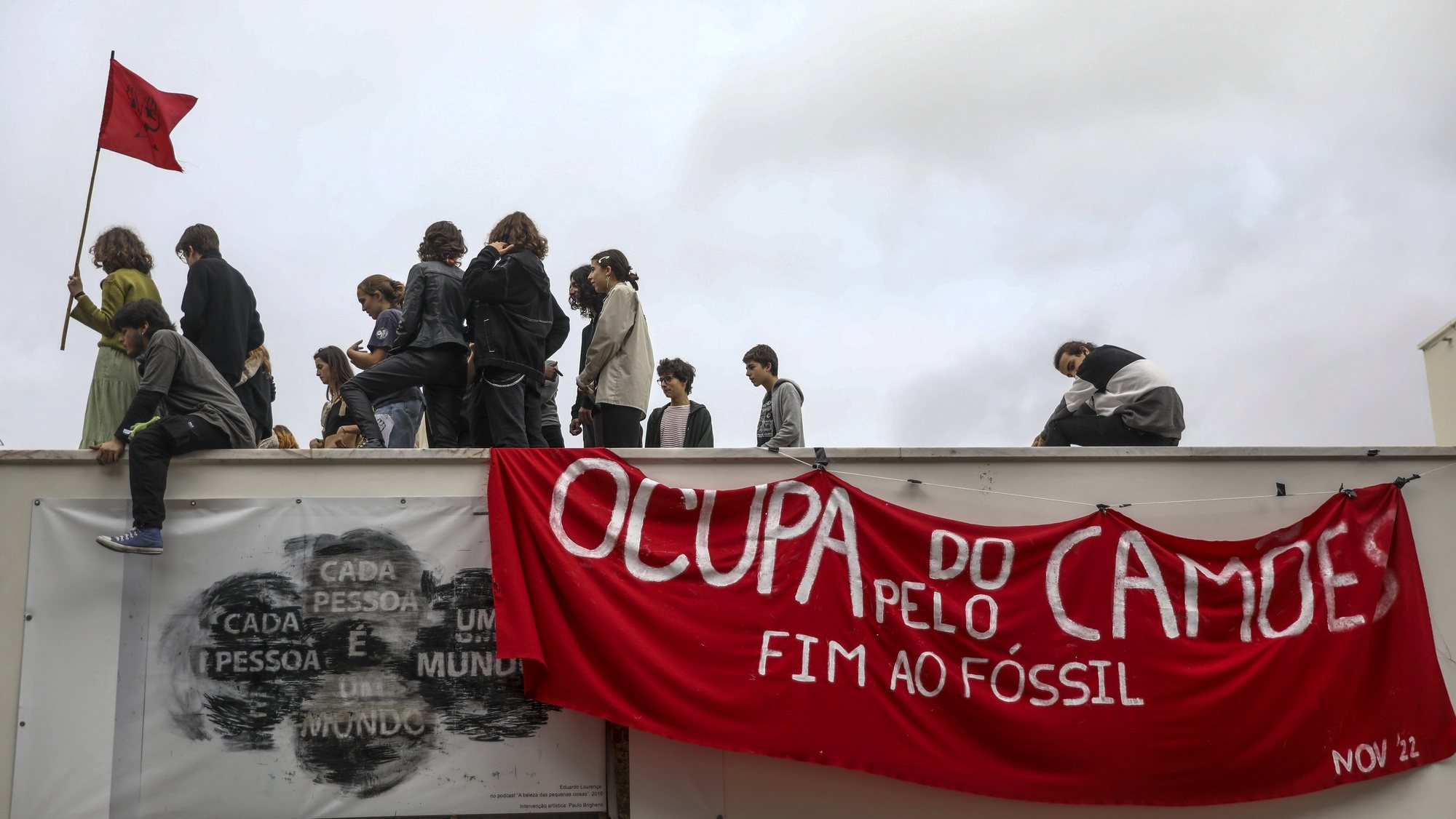Ativistas climáticos fecharam esta manhã a cadeado dois portões do Liceu Camões, em Lisboa, estando o protesto a decorrer de “forma calma e ordeira”, 14 de novembro de 2022. ANDRÉ KOSTERS/LUSA