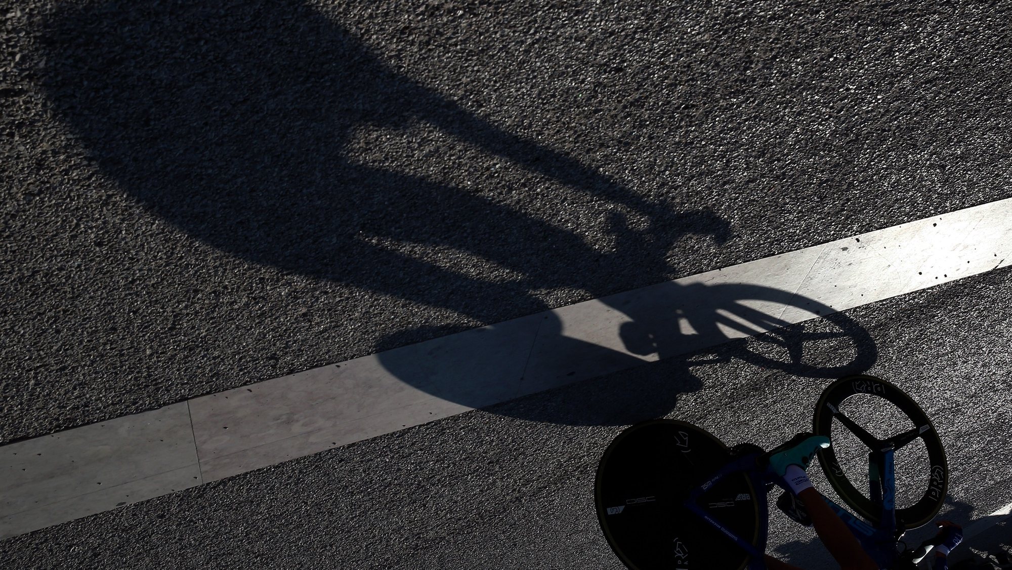 Sombra do ciclista, Gustavo Veloso da equipa W52 - FC Porto, durante a sua prova na 8ª etapa da edição especial da Volta a Portugal em Bicicleta num contrarrelógio individual de 17,7Km, disputado em Lisboa, 05 de outubro de 2020. NUNO VEIGA/LUSA