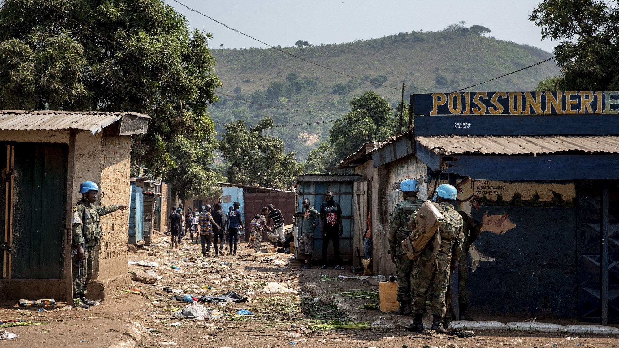 Forças da Missão de Estabilização Multidimensional Integrada da ONU na República Centro-Africana (Minusca) patrulham após ataque de rebeldes. 22 de janeiro de 2021 EPA/ADRIENNE SURPRENANT