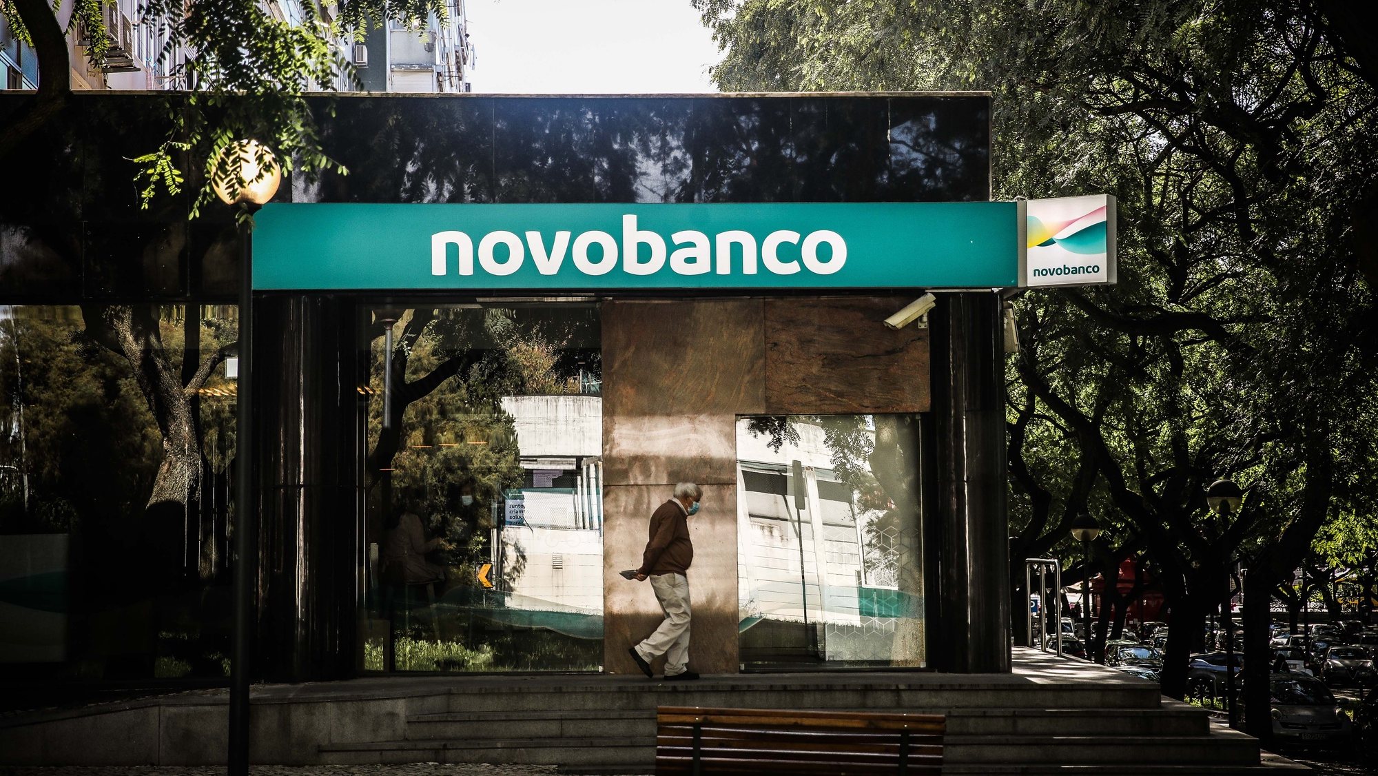 Uma pessoa passa por um balcão do Novo Banco após a aplicação da nova imagem de marca, em Lisboa, 8 de novembro de 2021. MÁRIO CRUZ/LUSA
