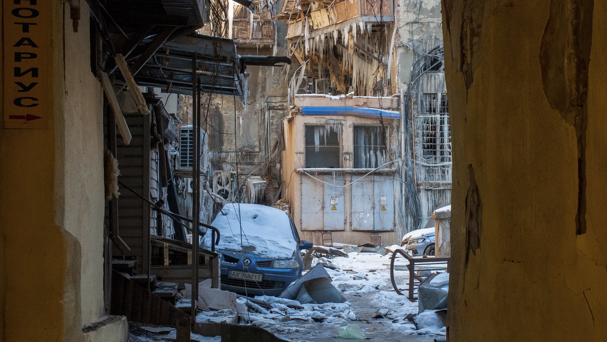 Um edifício destruído após bombardeamentos em Kharkiv, na Ucrânia