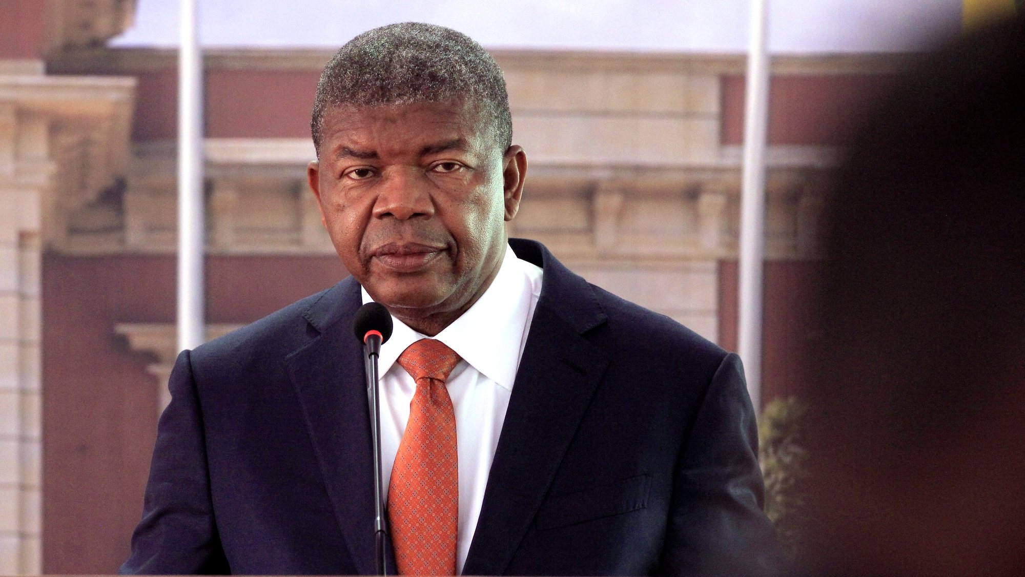 O Presidente da República de Angola, João Lourenço, intervém durante uma conferência de imprensa conjunta com o seu homólogo de São Tomé e Príncipe, Carlos Manuel Vila Nova (ausente da fotografia), no palacio presidencial, Luanda, Angola, 9 de maio de 2022. AMPE ROGÉRIO/LUSA