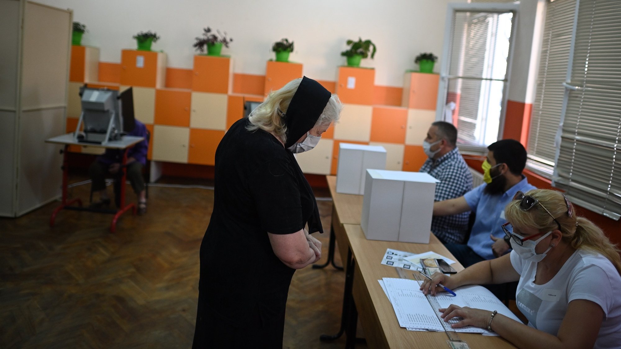 epa09336554 People cast their vote at a polling station during the country&#039;s parliamentary elections in Sofia, Bulgaria, 11 July 2021. Until the polls close at 8:00 p.m. (5:00 p.m. GMT), voters will be able to choose between 23 parties and alliances, seven fewer than the previous 04 April legislatures, to form the new 240-seat Parliament. Victory will be contested by the conservatives of the Bulgarian Citizens for European Development (GERB), led by former Prime Minister Boyko Borissov, and by There Is Such a People, a political party recently founded by singer and television host Slavi Trifonov.  EPA/VASSIL DONEV