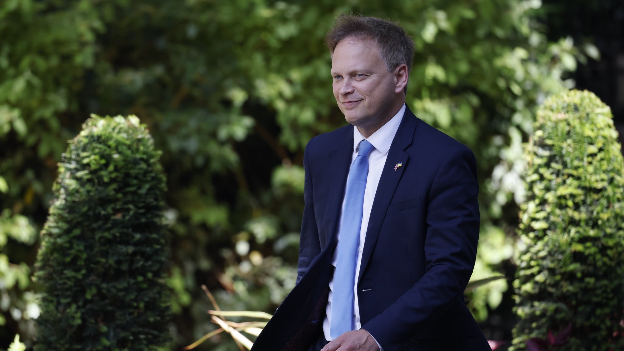 epa10057244 Britain&#039;s Transport Secretary Grant Shapps arrives for a Cabinet meeting at 10 Downing Street, London, Britain, 07 July 2022. British Prime Minister Boris Johnson, who has resigned as Tory Party leader has appointed a number of new Cabinet Ministers after a series of resignations.  EPA/TOLGA AKMEN